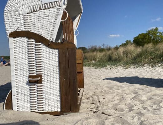 #11 Es ist Strandzeit für mich. Da es windig ist, habe ich eher mehr angezogen und versuche im Windschatten zu sitzen..