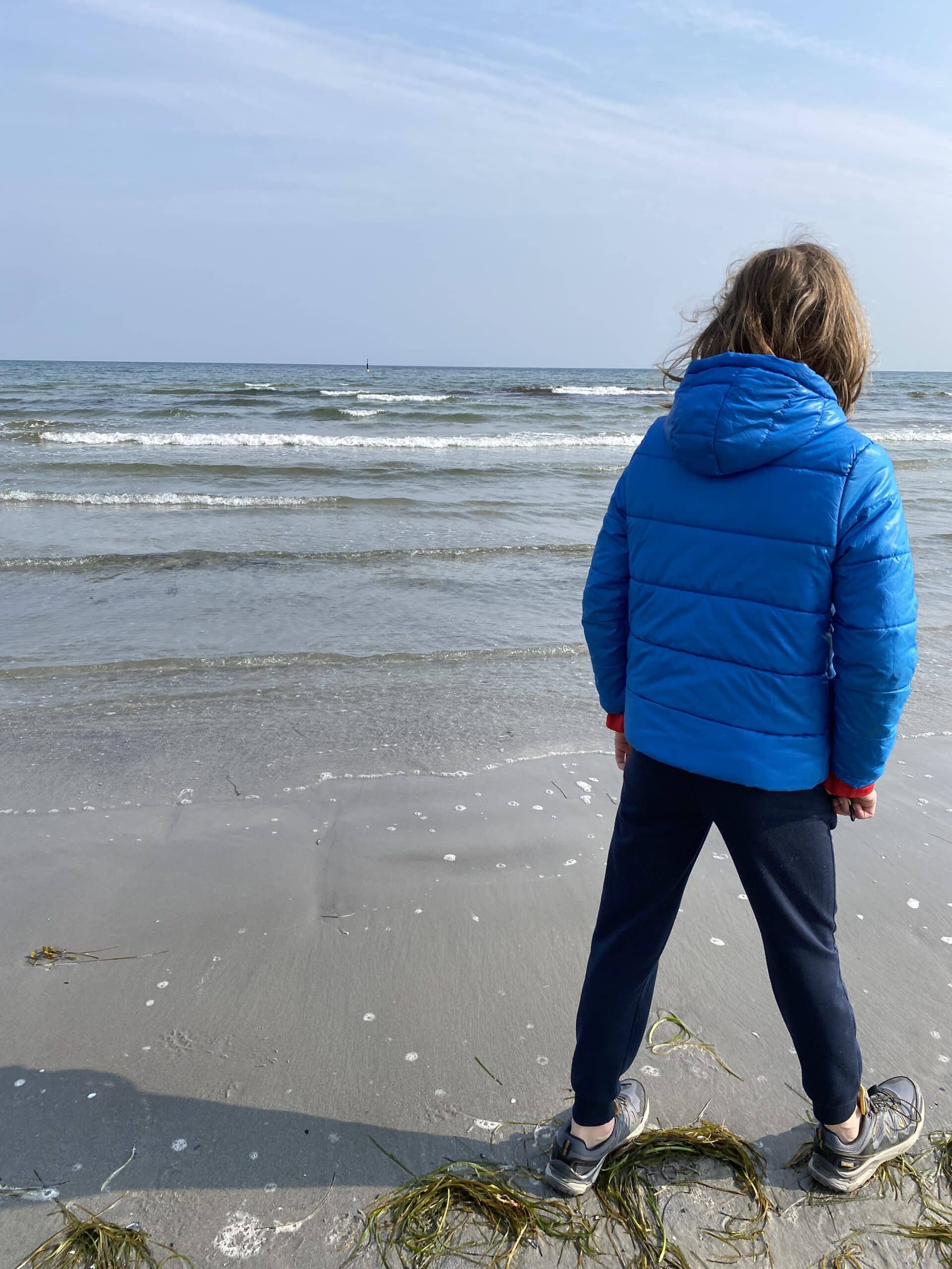 Die Kinder verabschieden sich vom Meer...