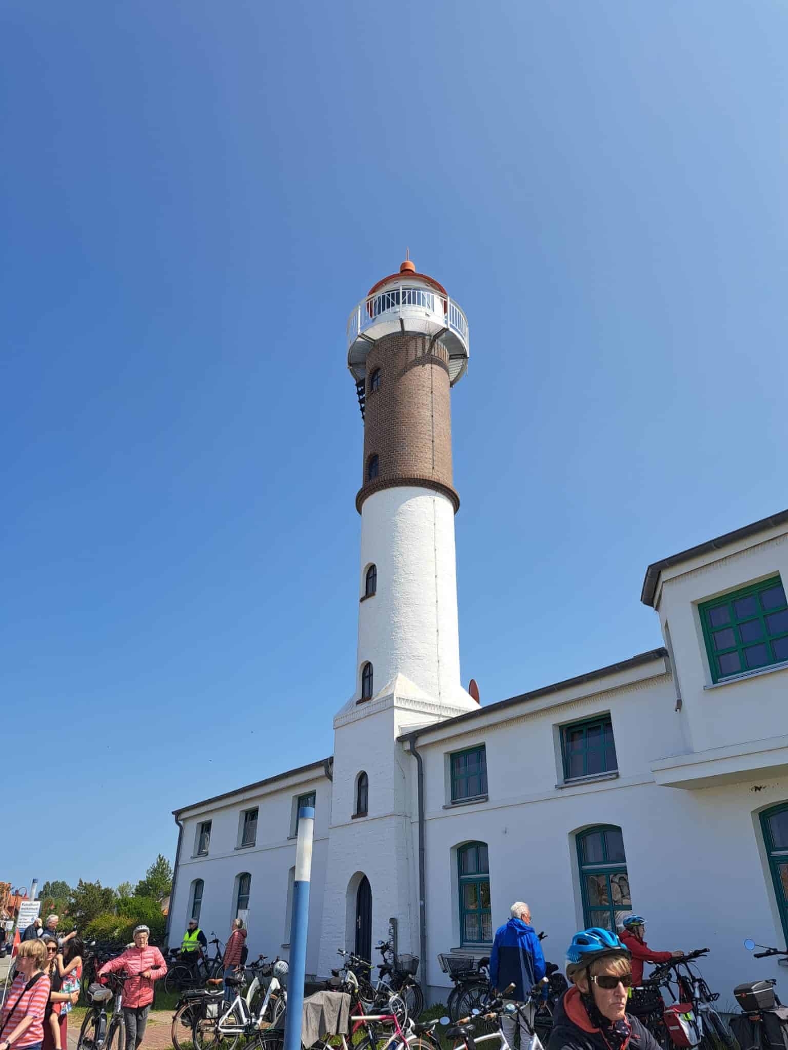 Dort besuchen wir den Leuchtturm und gehen am Strand spazieren.