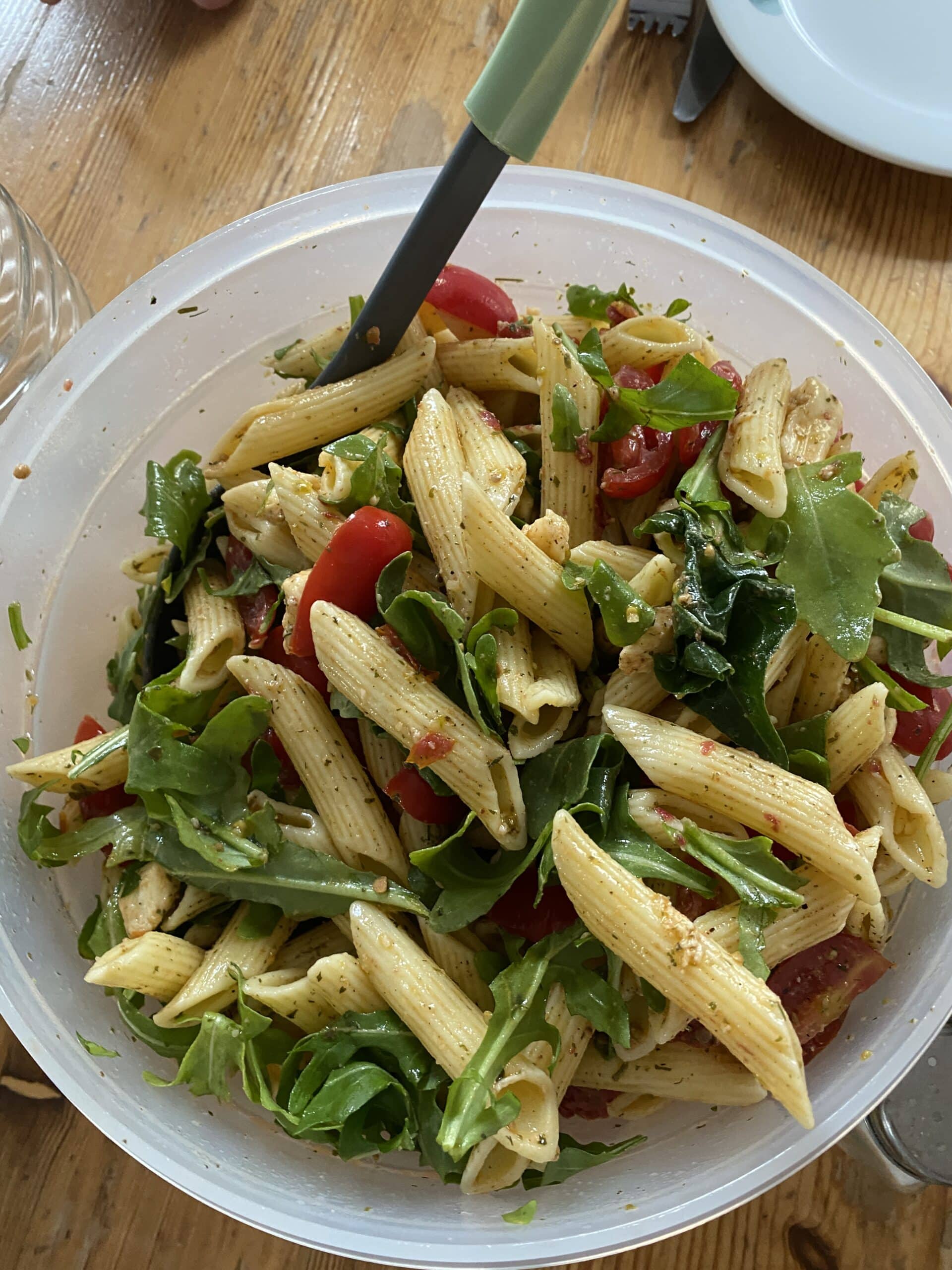 Zum Mittag heute Nudelsalat mit Grünzeug. Lecker.