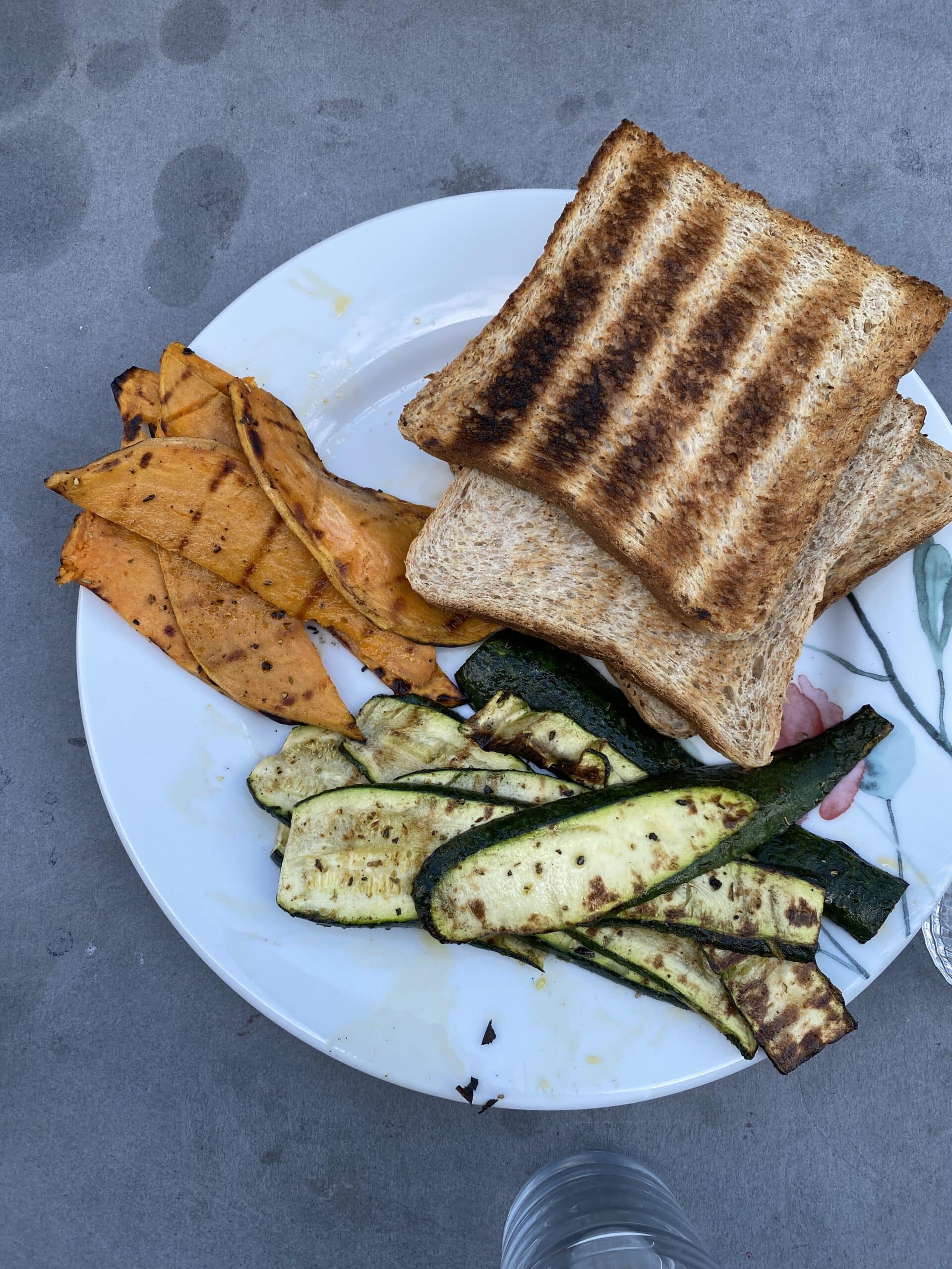 Als der Konsti von der Arbeit zurück ist, wird gegrillt.