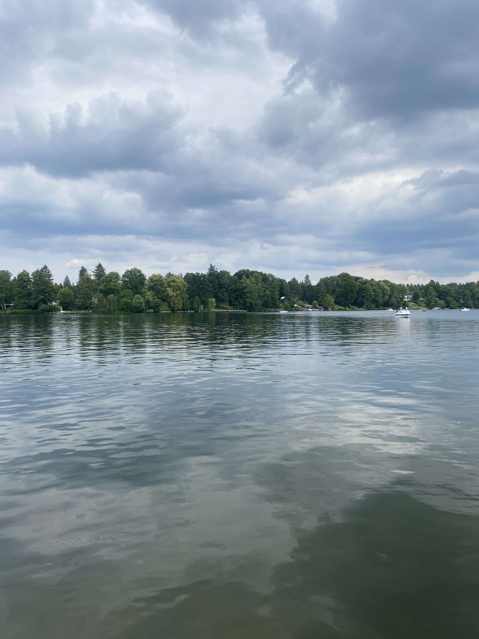 Am Nachmittag hole ich die große Tochter am See in Erkner ab.