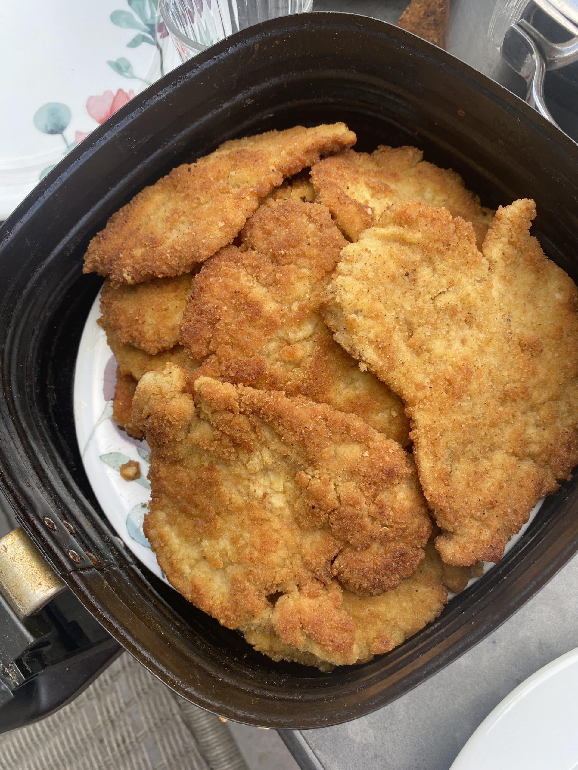 Und der Konsti macht unser Sonntagsfleisch. Es gibt Glutenfreies Schnitzel..