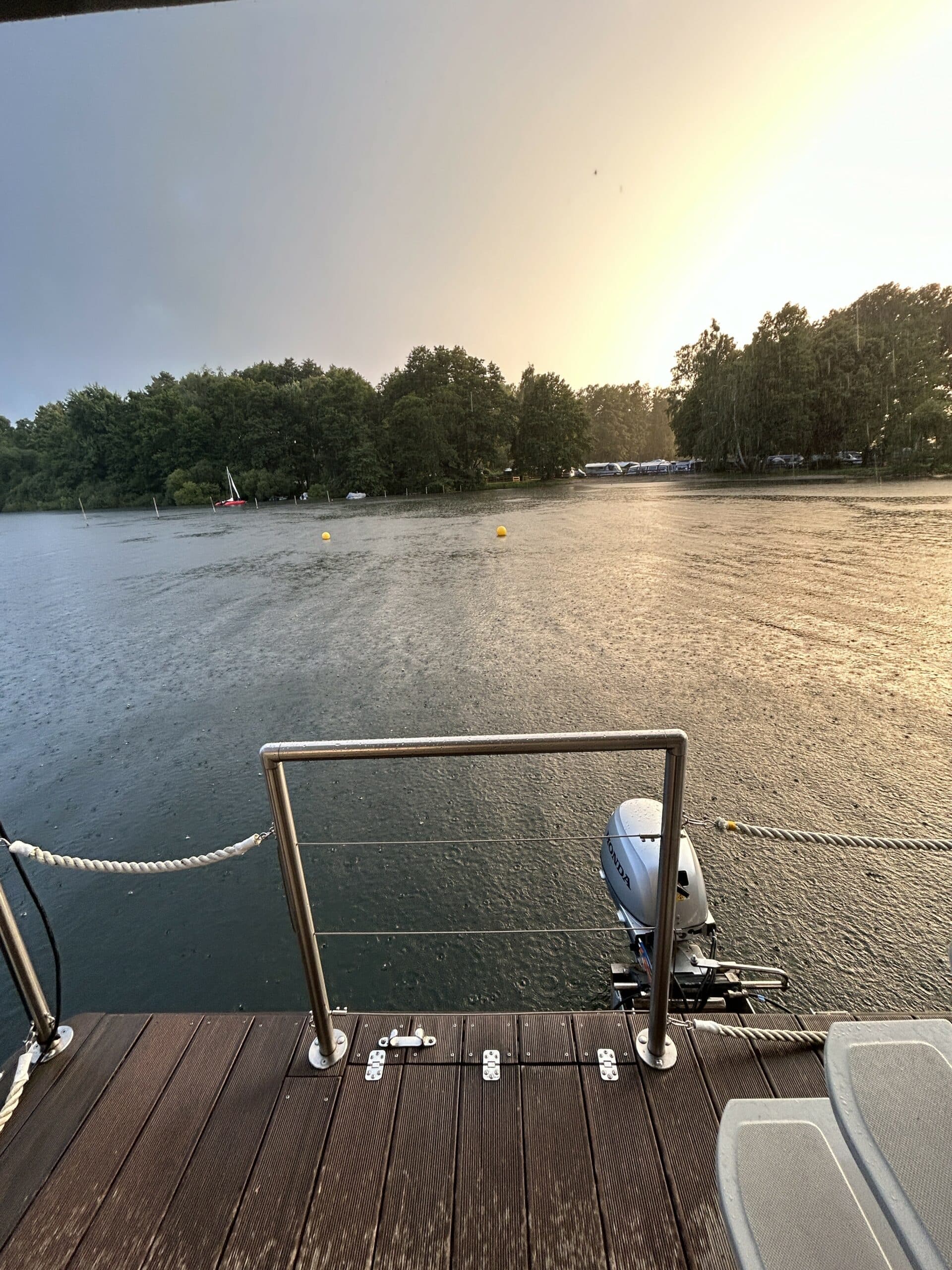 Unser Samstag startet mit einem Ausflug mit dem Hausboot auf dem wir uns derzeit befinden, er endet nach einer kurzen Zeit mit der Rückkehr in den Hafen.