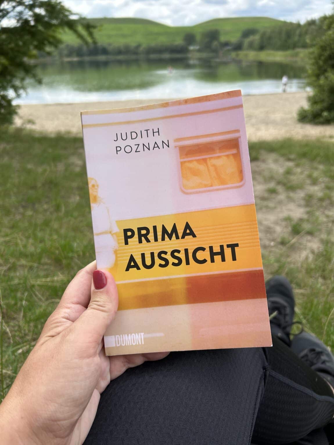 Am See nehme ich mir Zeit zu lesen, die letzten Seiten.