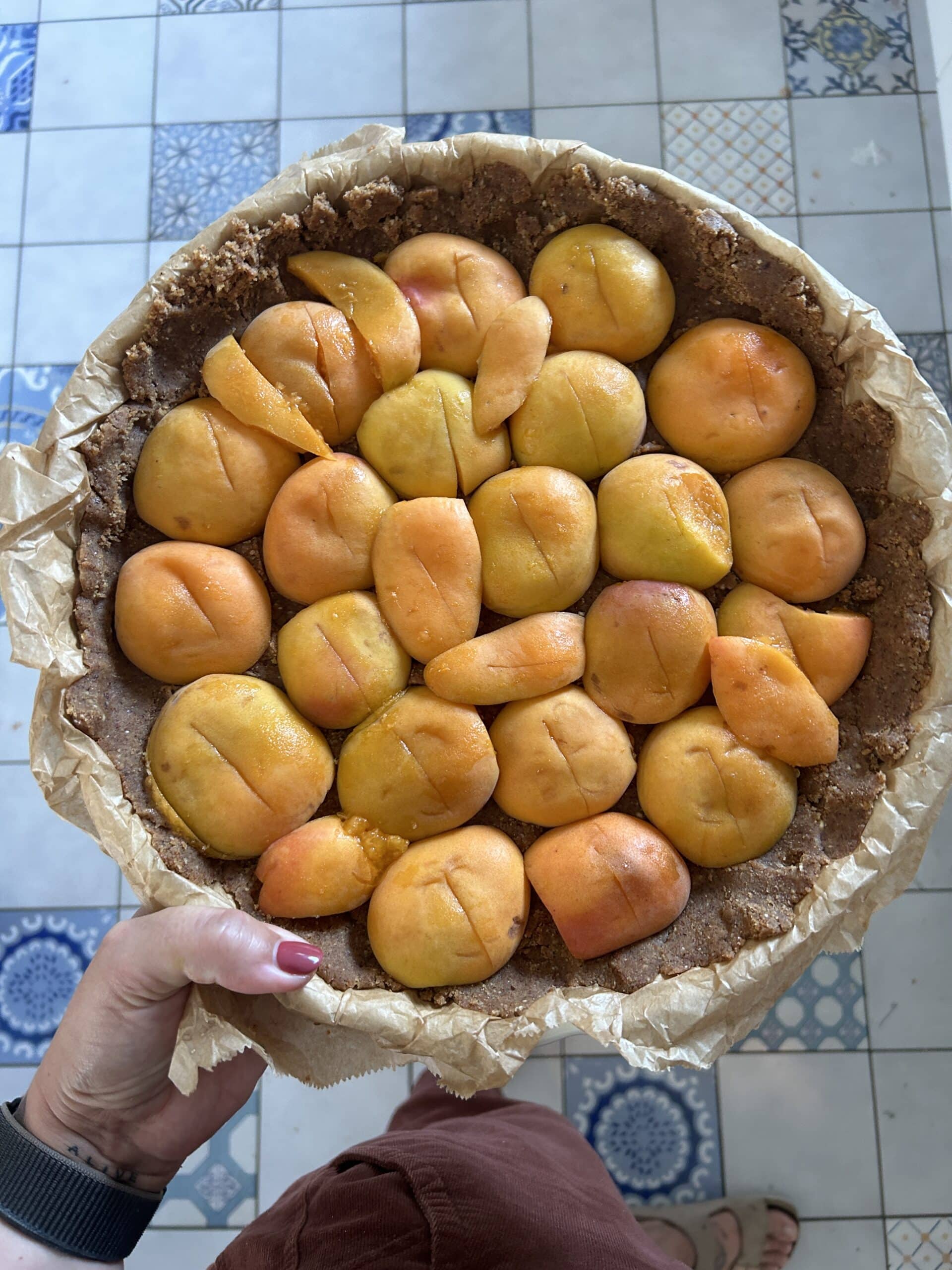 Hallo Sonntag. Ich backe eine Aprikosentarte, glutenfrei. Der Boden ist leider etwas matschig, aber lecker.