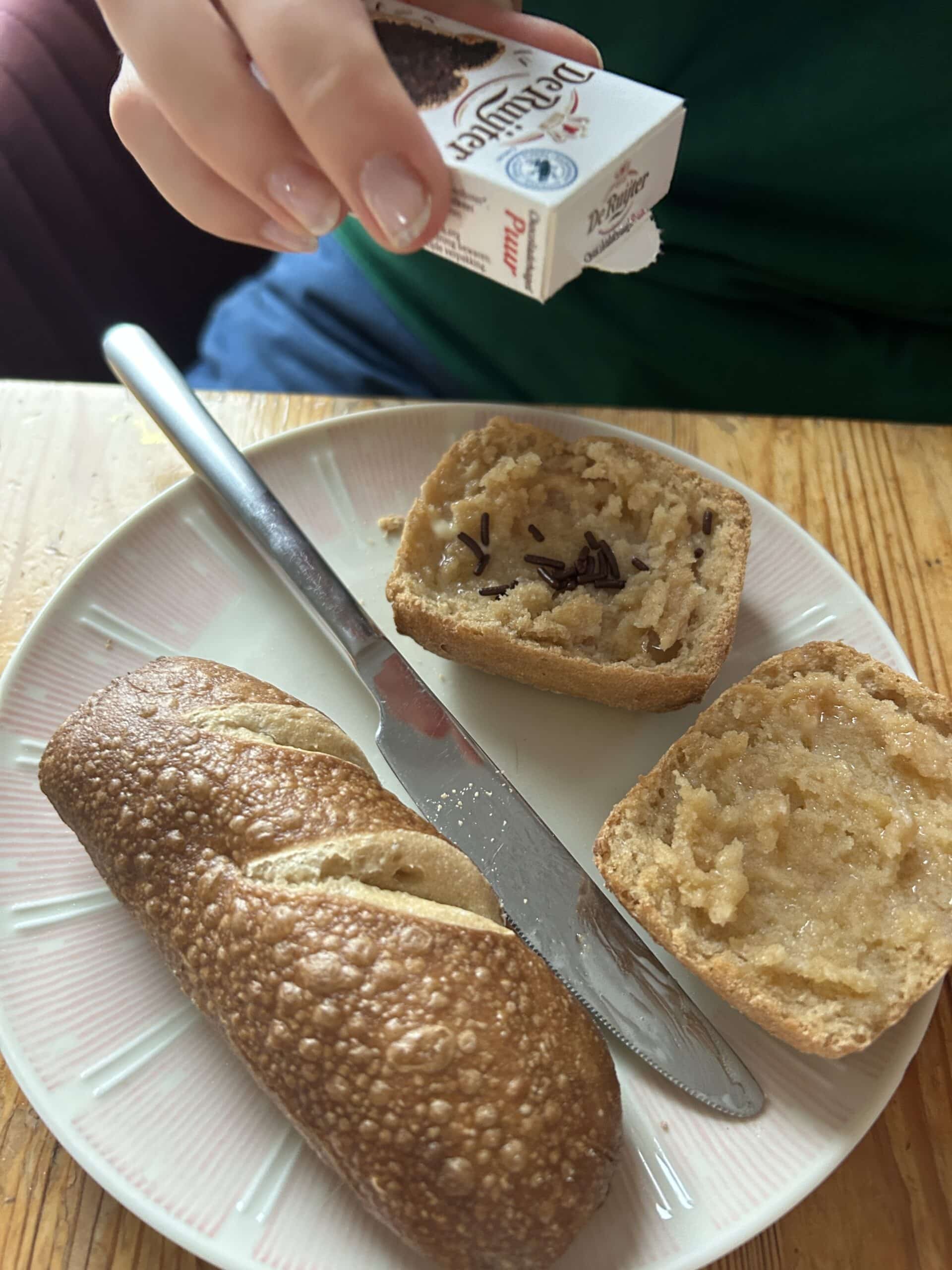 Danach erstmal Frühstück mit der Familie. Hier das glutenfreie Gebäck der Tochter mit Mini Hagelslag.