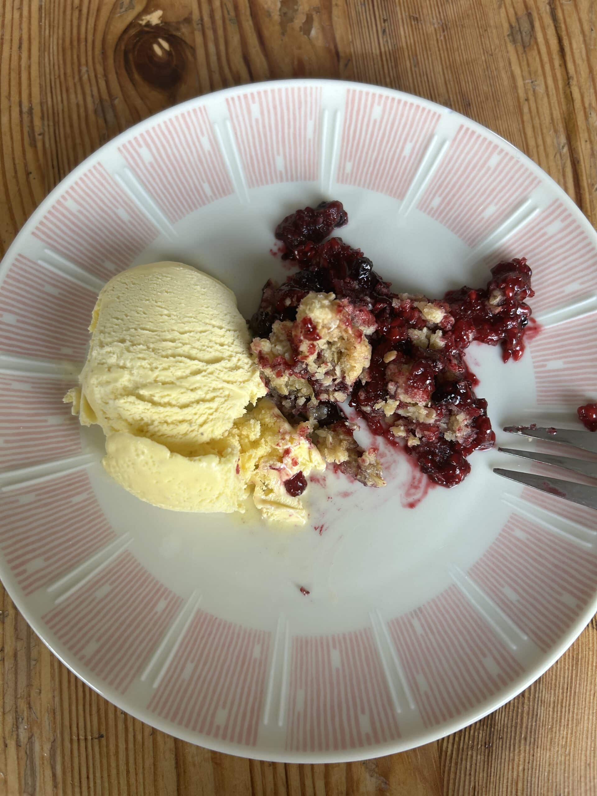 Das Gebackene schmeckt sehr gut. Es wurde am Ende ein Crumble mit etwas Honig und glutenfreien Haferflocken. Dazu gab es Vanilleeis. Wir durften nämlich heute die Firmpatin von unserer großen Tochter begrüßen.