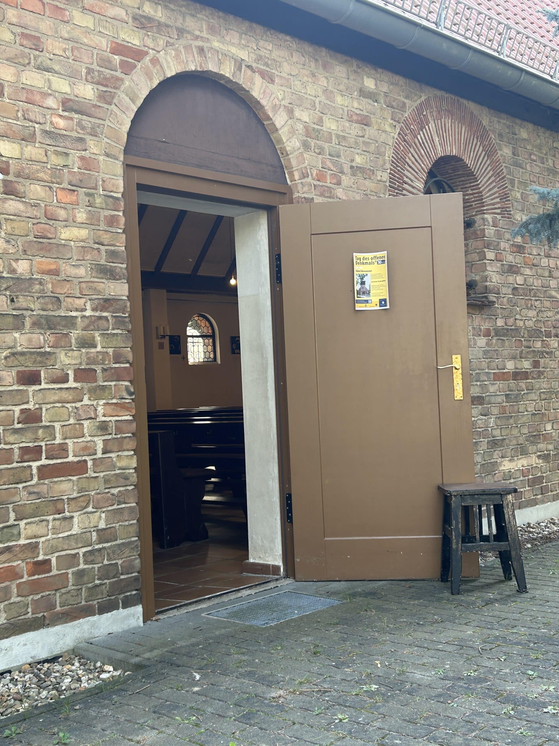 Ich besuche den Mann auf seiner Arbeit am Nachmittag. Er hält die katholische Kirche in Frz Buchholz offen.