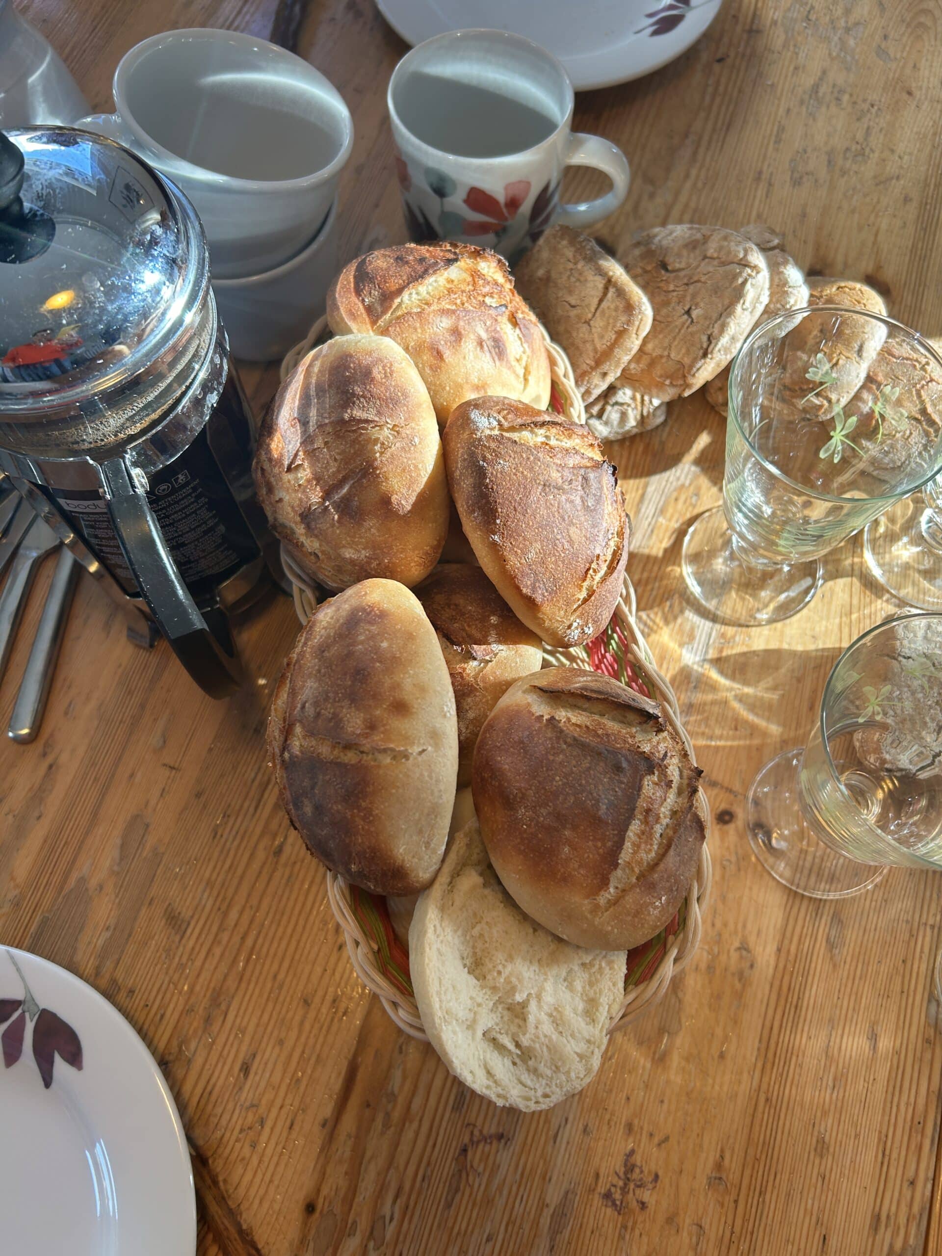 Hallo Samstag. Wir frühstücken mit selbst gebackenen Brötchen (vom Opa!). Boah, die sind echt lecker!