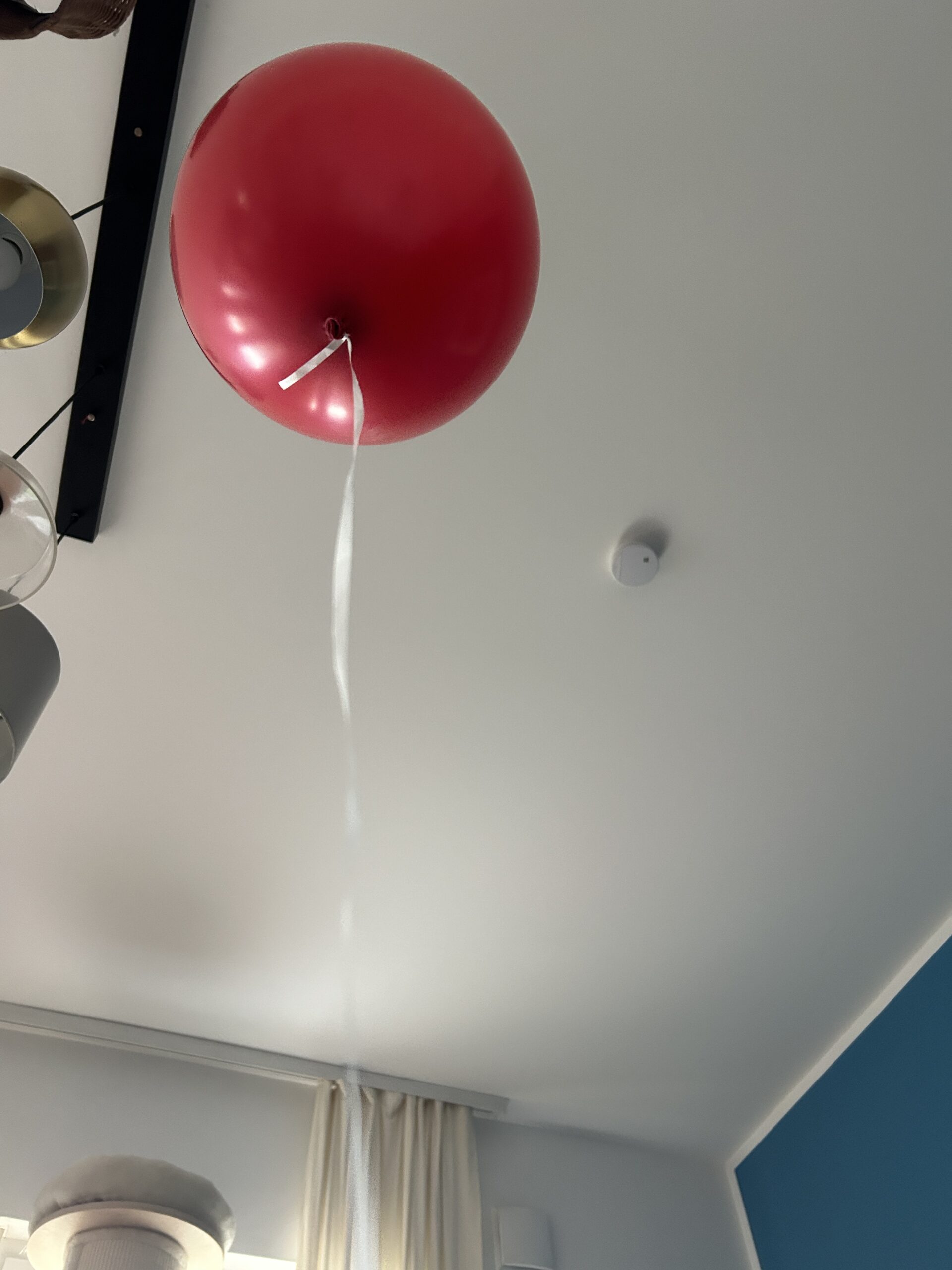 Von gestern sind noch Ballons übrig. Einer fliegt durchs Wohnzimmer.