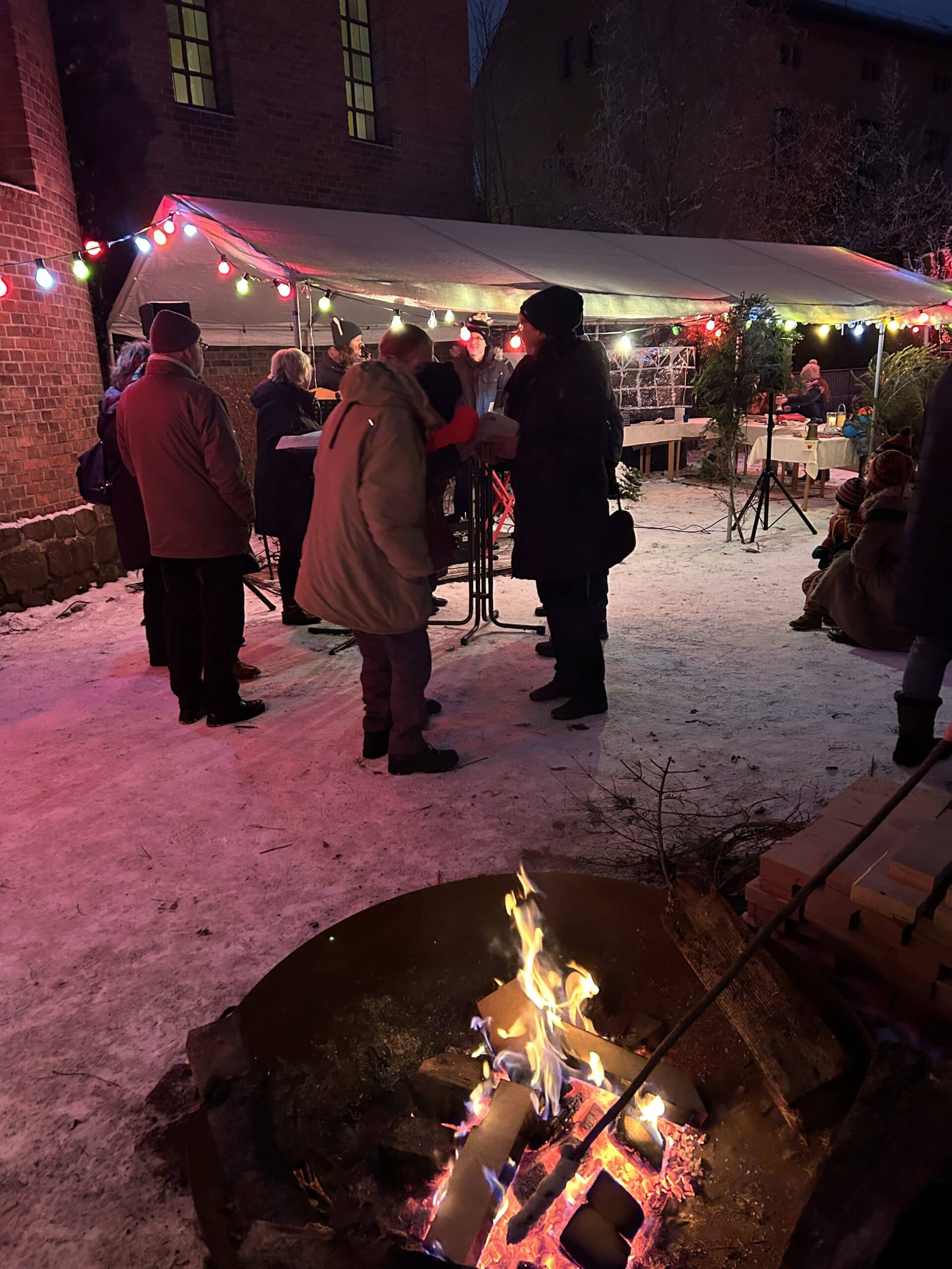 Denn wir gehen zu 15 Uhr zum Adventsmarkt an der evangelischen Kirche in Frz Buchholz. Der hat uns letztes Jahr auch schon so gut gefallen.