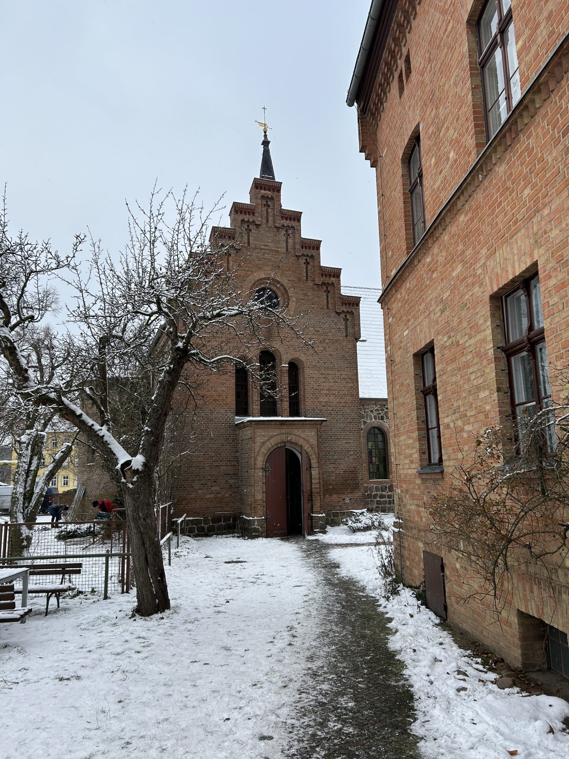 und dann ist heute noch Kindergottesdienst, den wir besuchen.