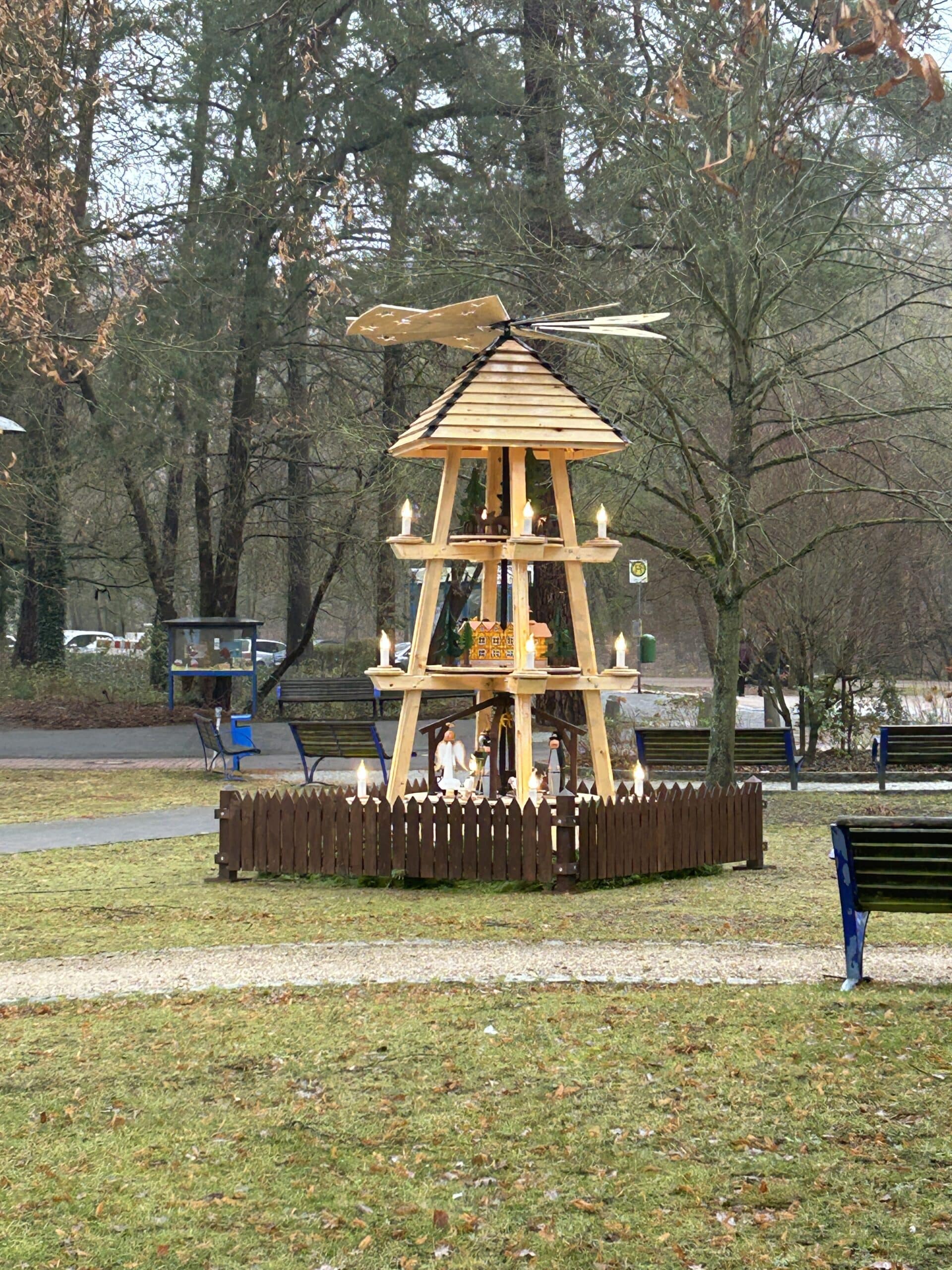 #3 Auf der Arbeit gibt es  gerade eine tolle Holzpyramide. Wunderschön.