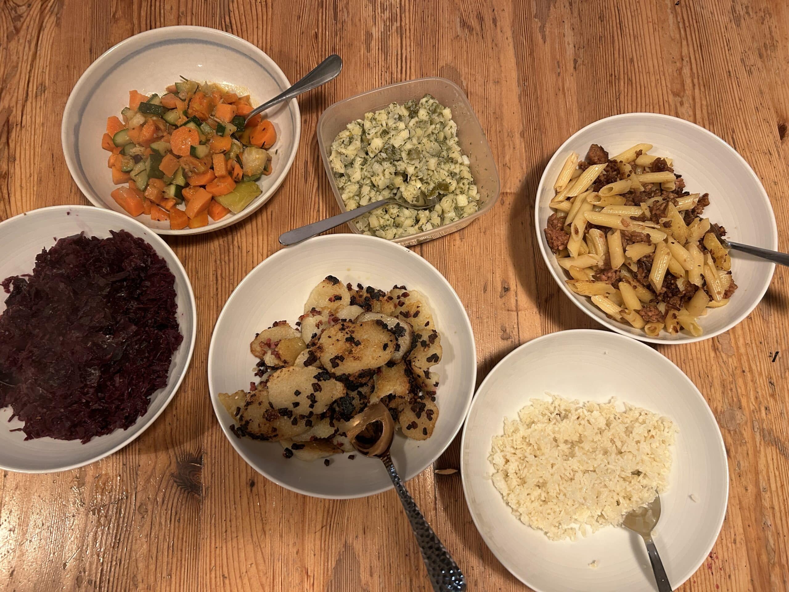 Am Abend dann schnell noch Tapas! Reste in die Pfanne und die Kinder können alles durchprobieren.