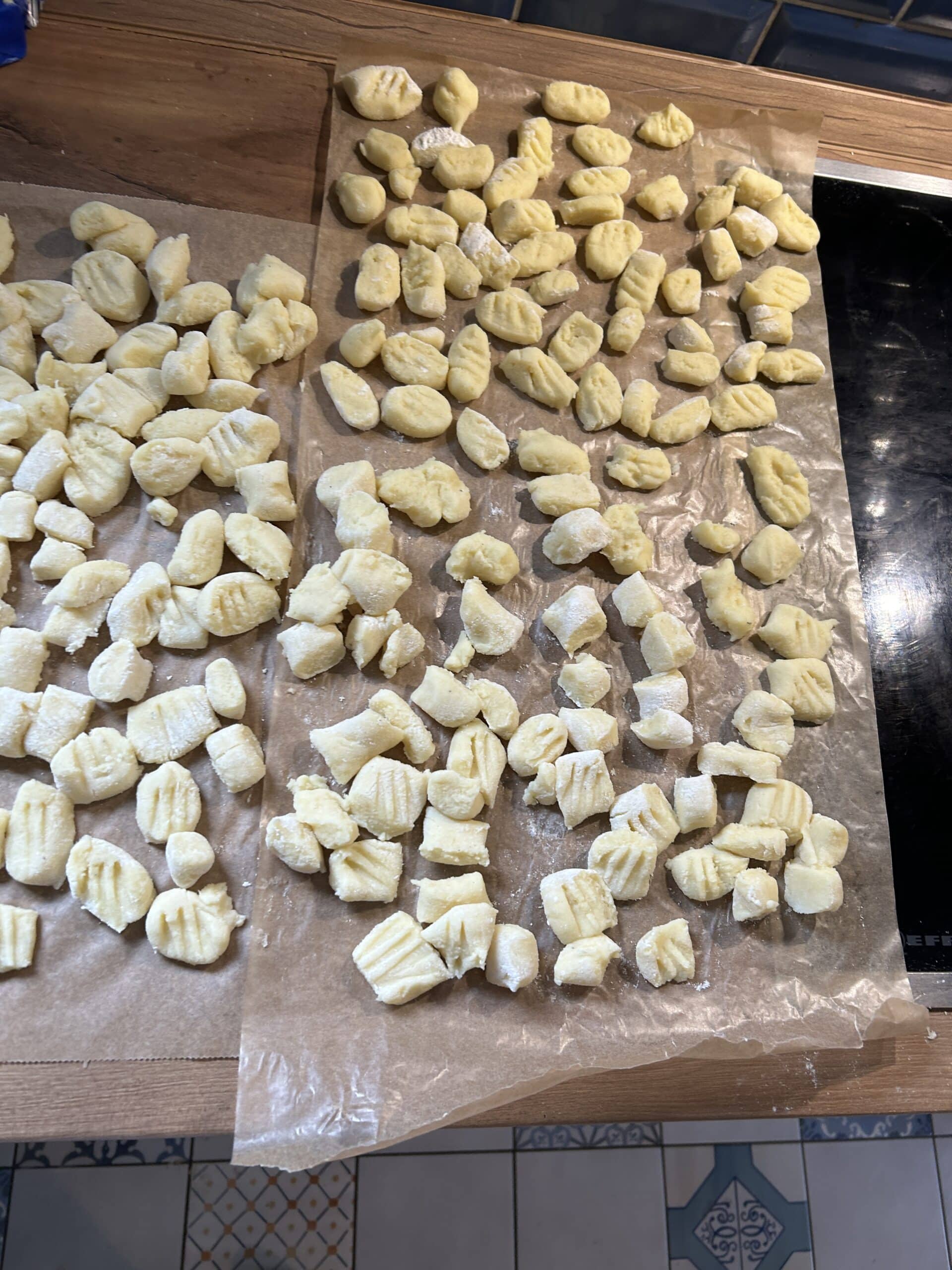 Den Vormittag verbringe ich damit 2 kg Gnocchi zuzubereiten.