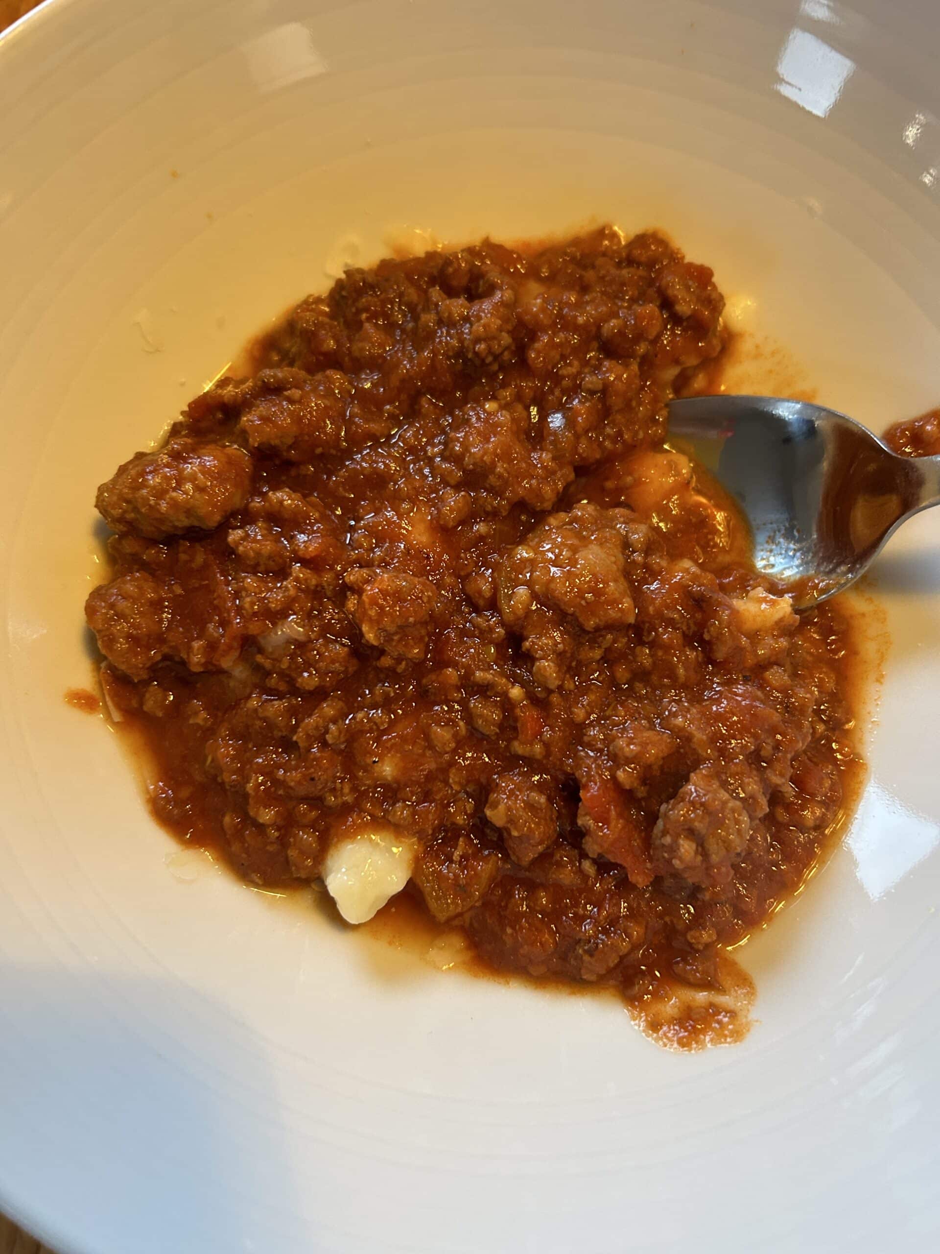 Zum Mittag gibt es Gnocchi mit Bolognese.