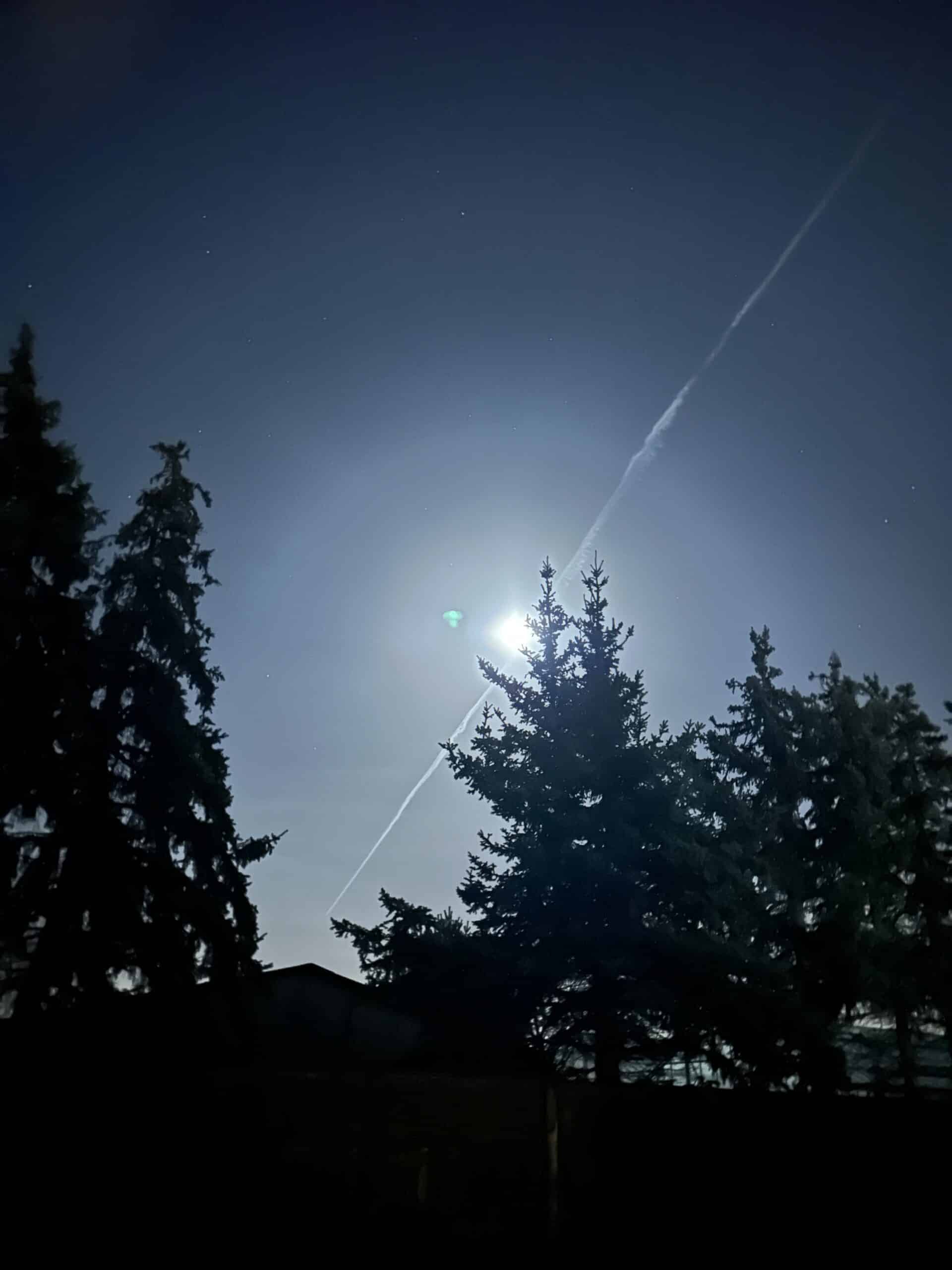 Auf dem Nachhauseweg leuchtet mir der Mond den Weg.