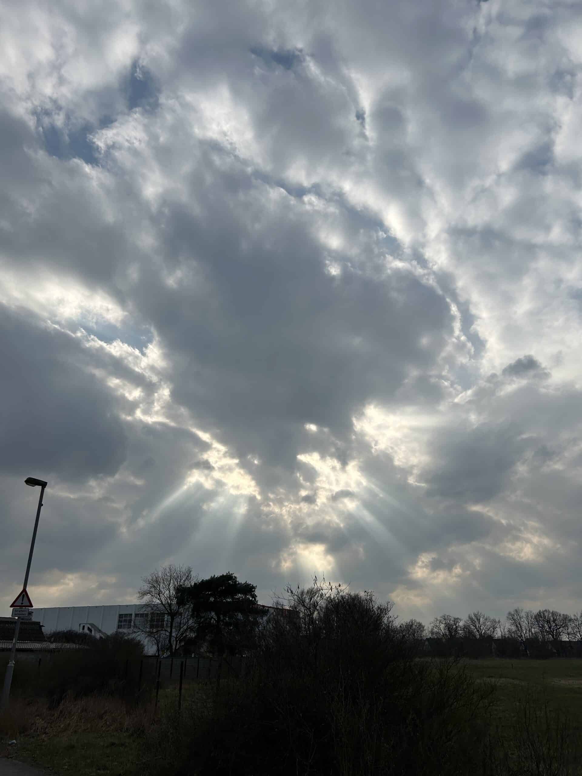 Beim Spaziergang am Vormittag sieht der Himmel so aus.