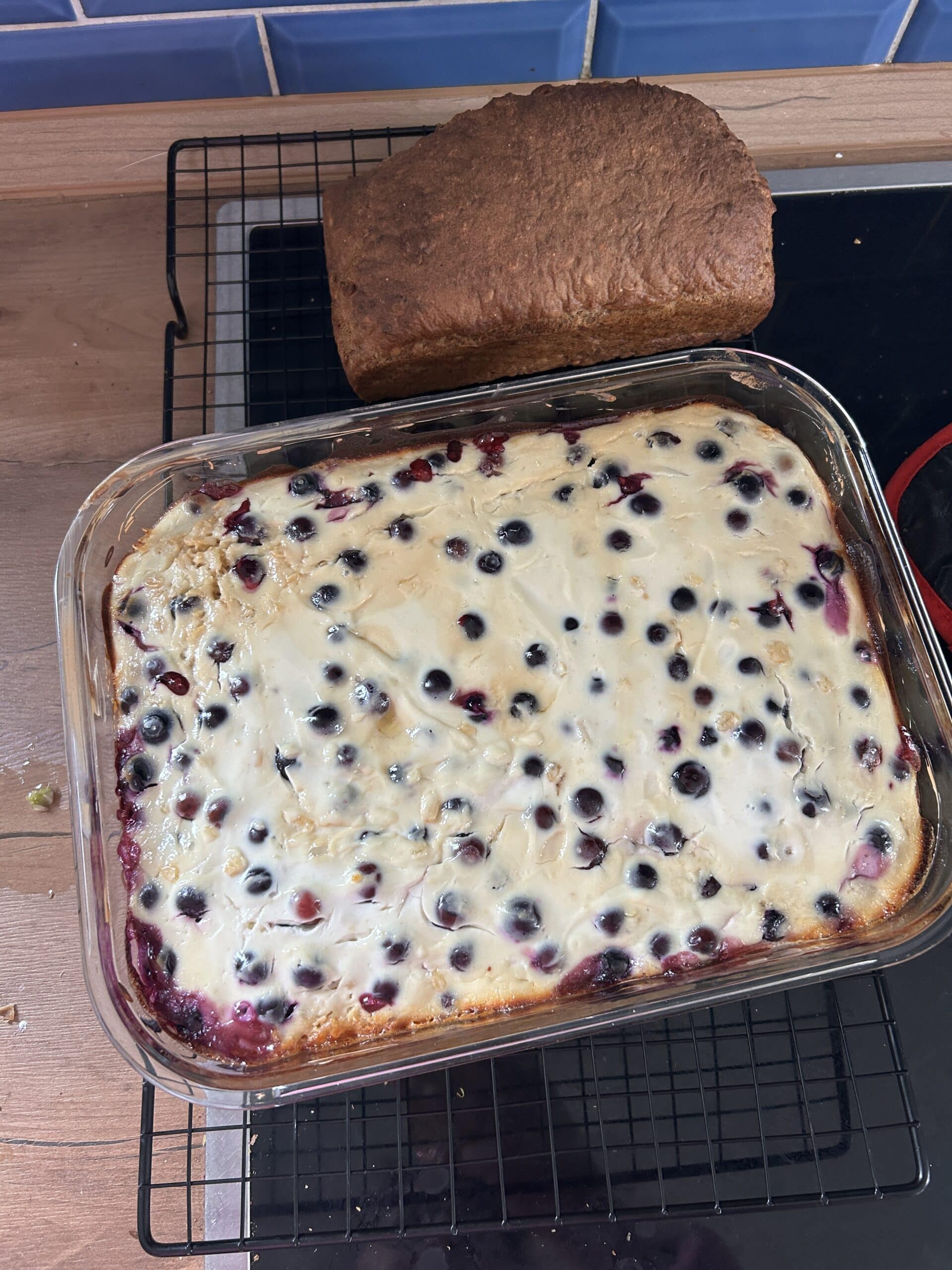 Am Nachmittag ist Kuchenzeit mit Haferflocken, Skyr, Blaubeeren und Ahornsirup.