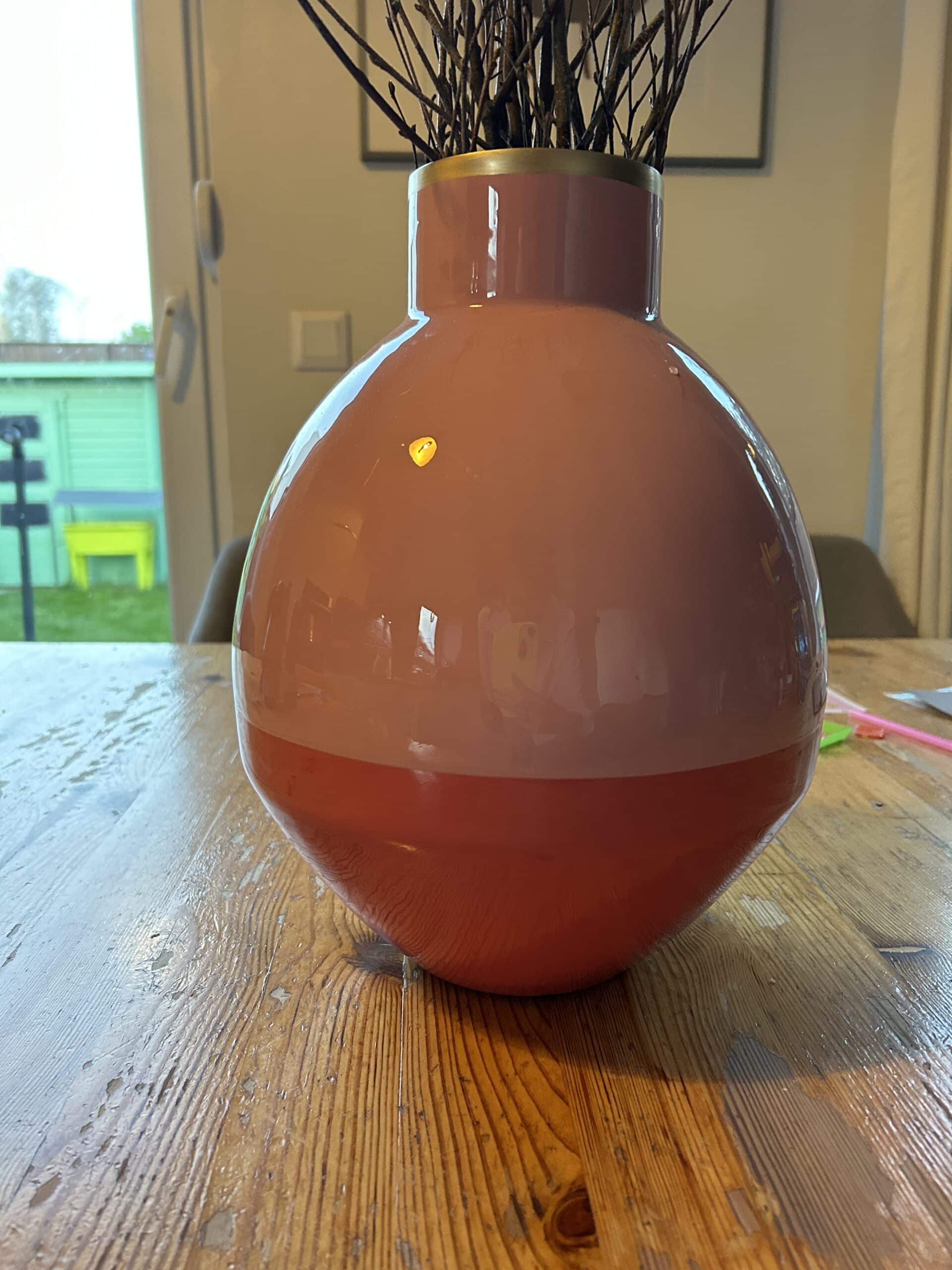 Ich bewundere außerdem meine neue Vase. Ich bin ganz verliebt.