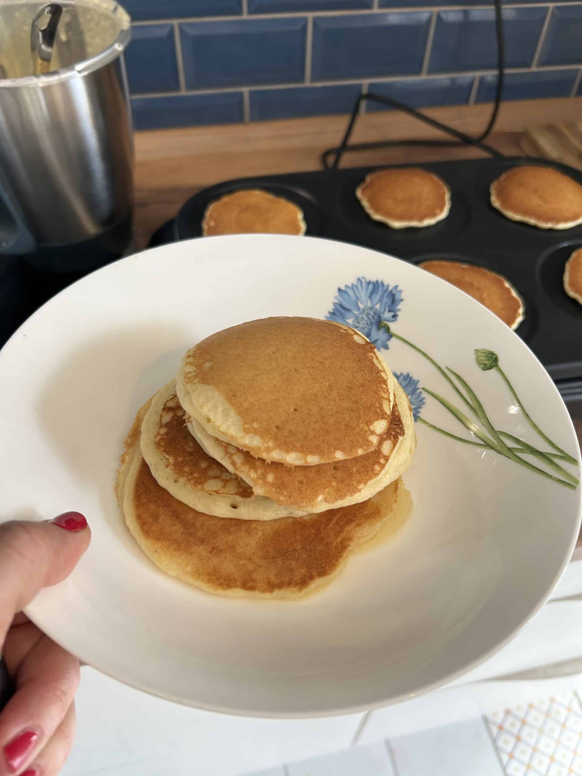 Zum Frühstück kommen heute Freunde mit Kindern. Es gibt Pancakes.