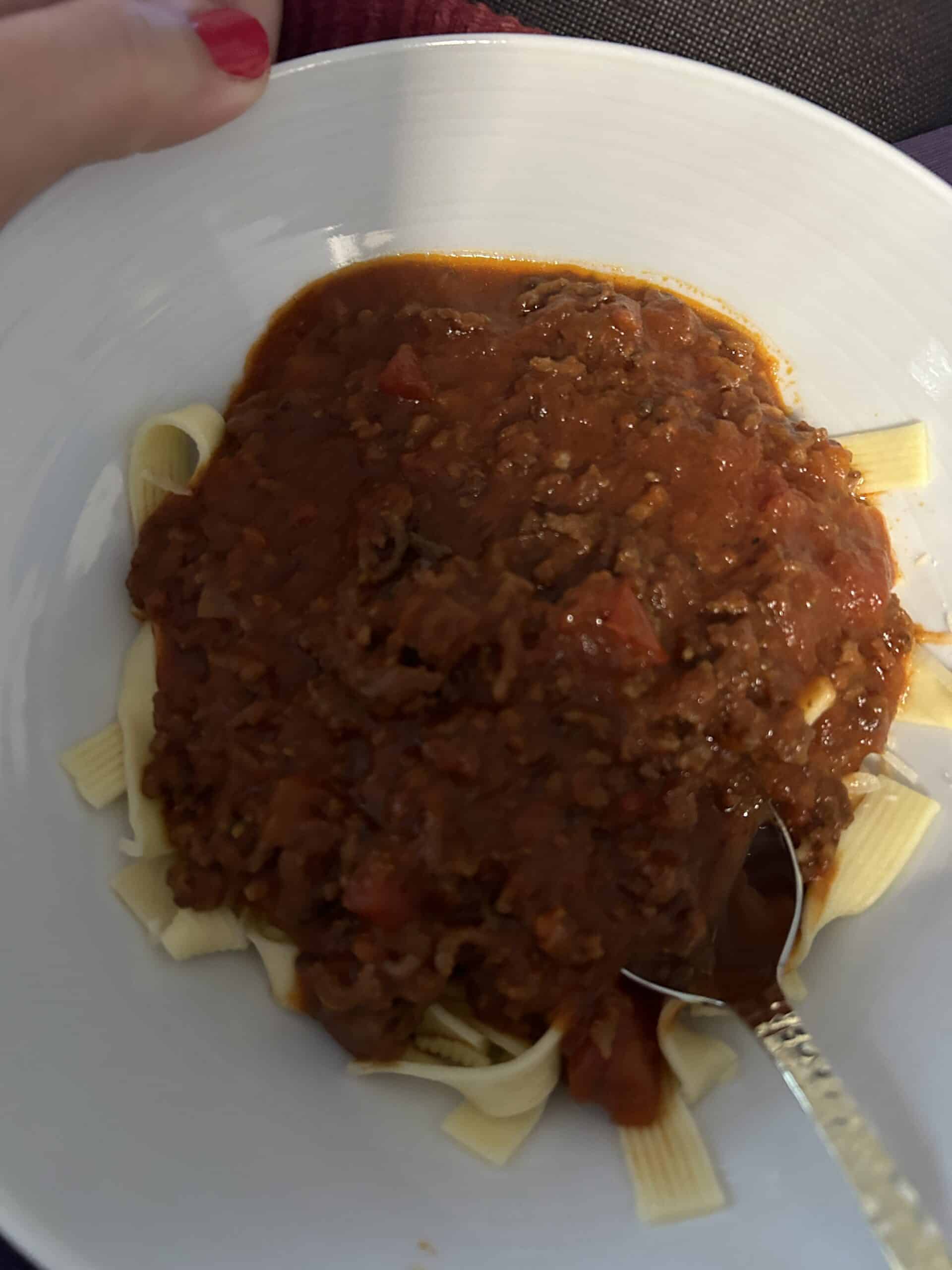 Als der Mann nach Hause kommt kocht der für den Kinderbesuch Bolognese und ich gehe danach ins Bett.