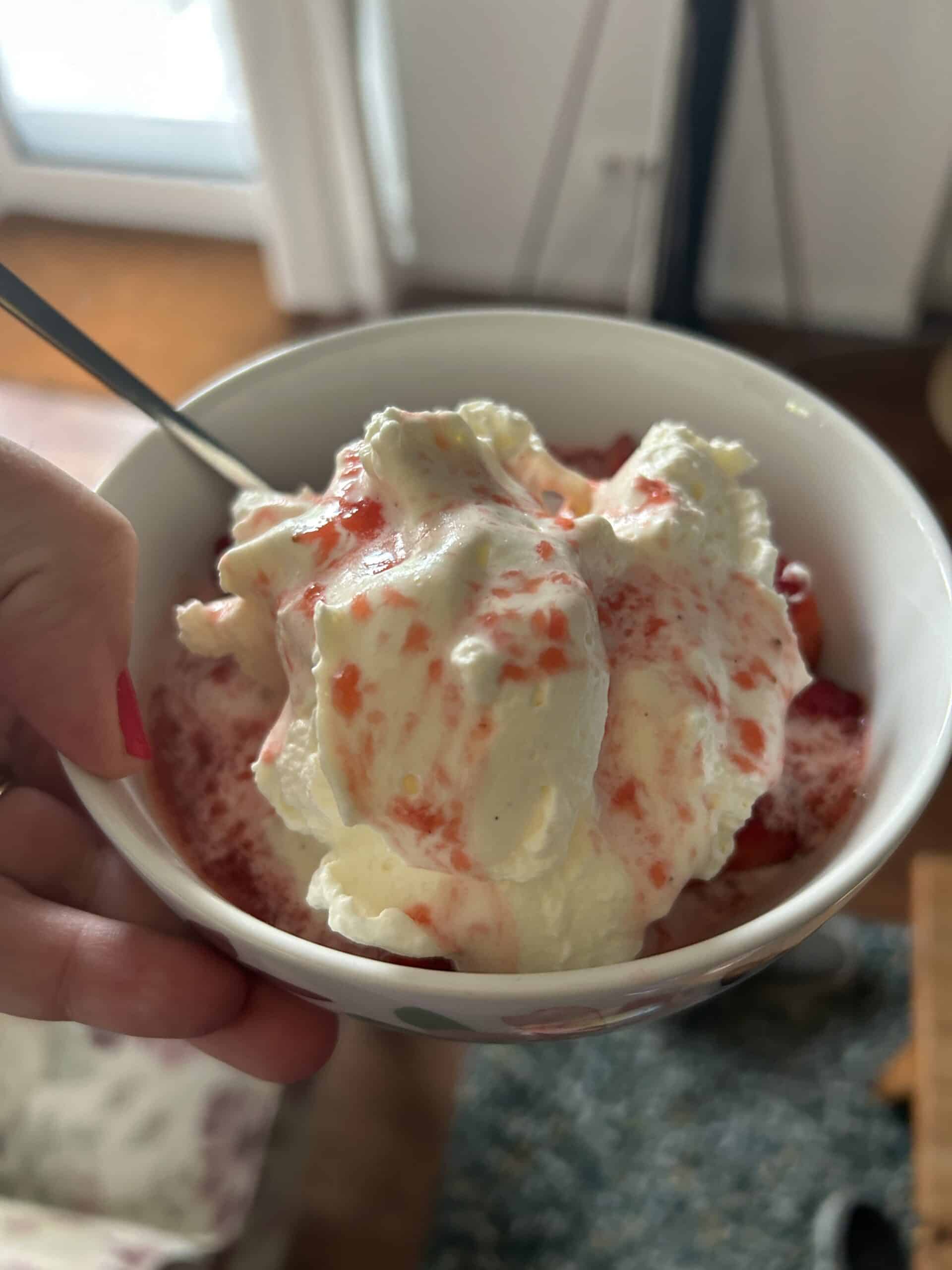 und aus den Erdbeeren wird der erste Eisbecher des Jahres. Mit Vanille. Sahne und Erdbeeren. Alle sind begeistert.