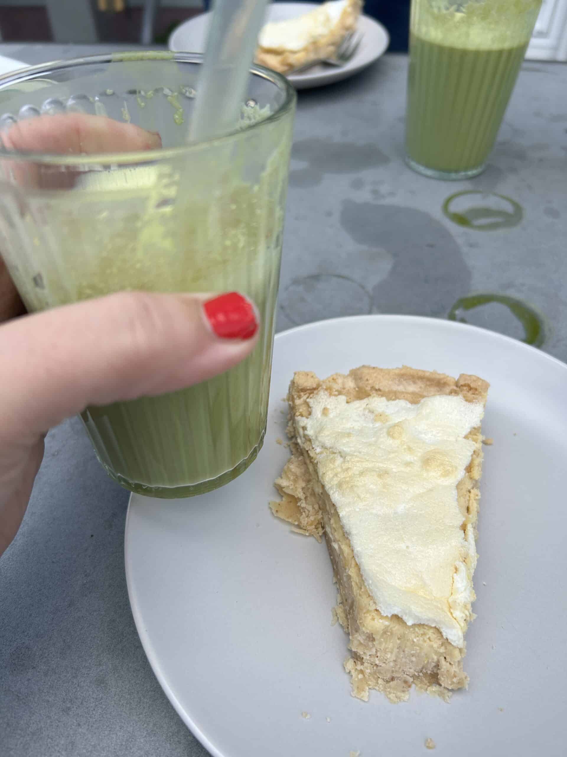 Statt Mittag ein Matcha Latte und Tag 3 der Zitronen-Tarte. 