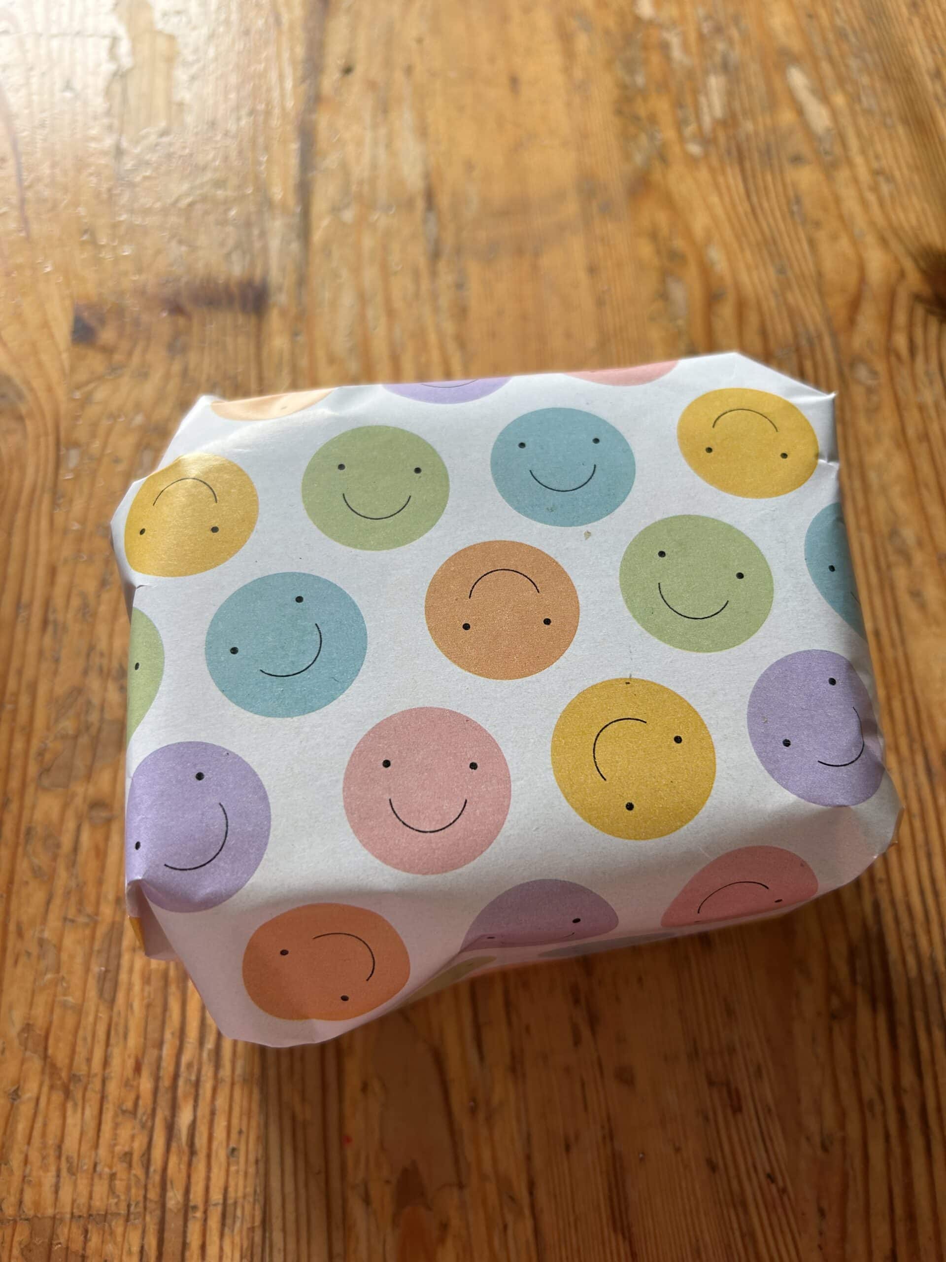 #4 Der Sohn geht zum Geburtstag am Vormittag. Ein kleines eingepacktes Geschenk darf natürlich nicht fehlen.