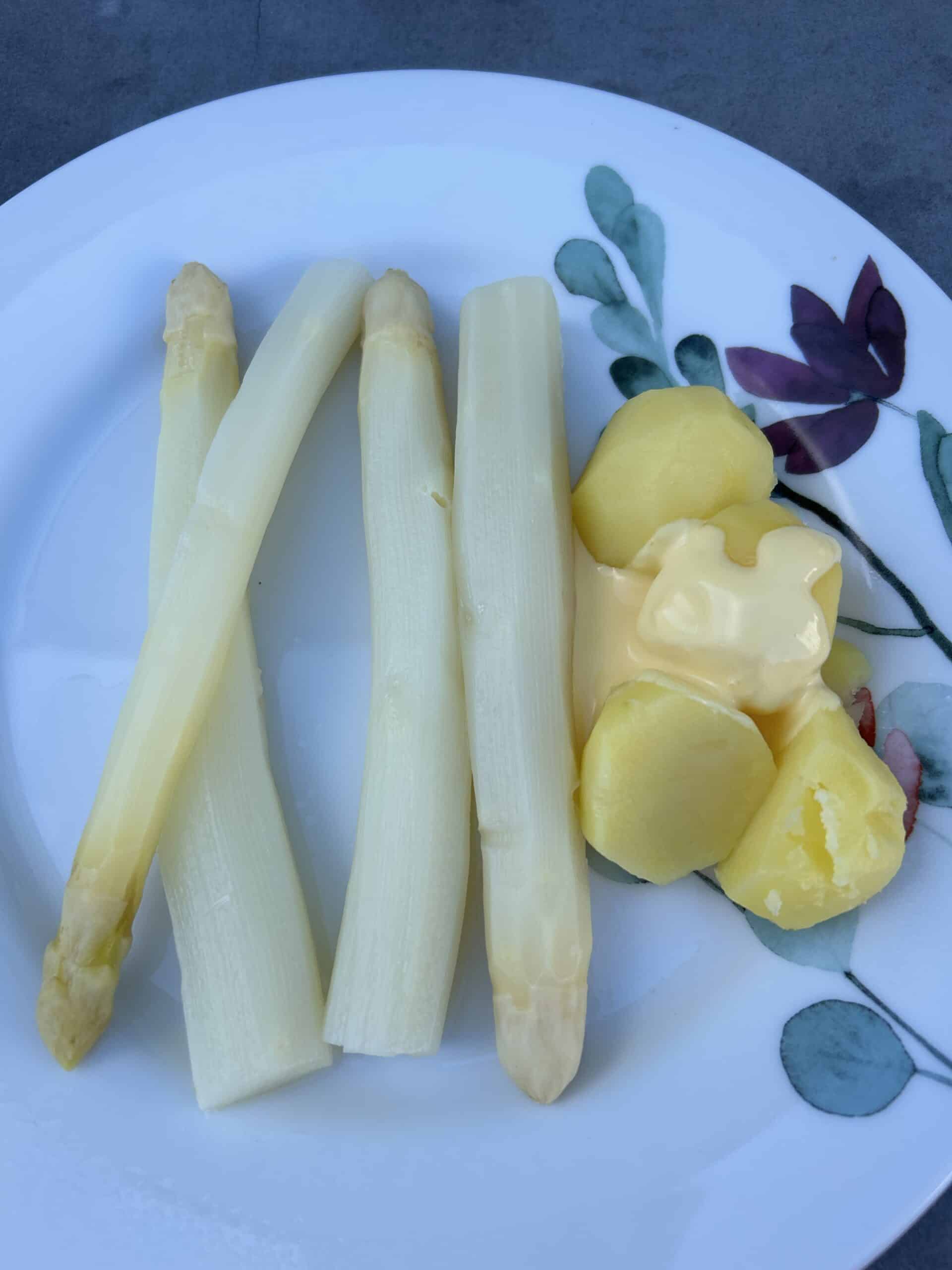 #7 Zum Mittag gibt es Spargel. Ich bin nicht so hungrig, also reicht die Portion.