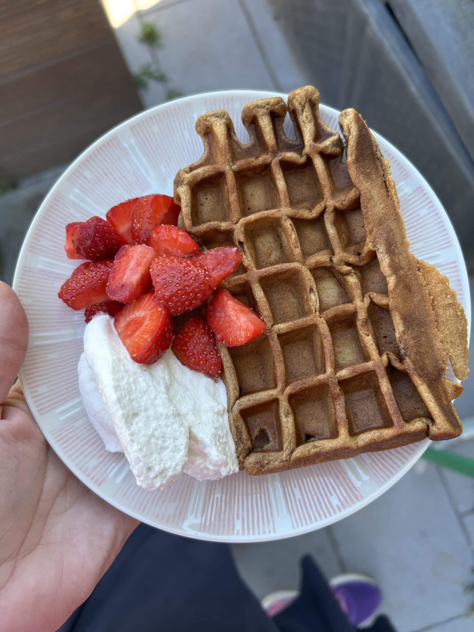 #9 Am Nachmittag kommen dann noch kurz meine Eltern vorbei. Es gibt Waffeln mit Dattelzucker und Erdbeeren mit Sahne, wer mag. Schon echt lecker.