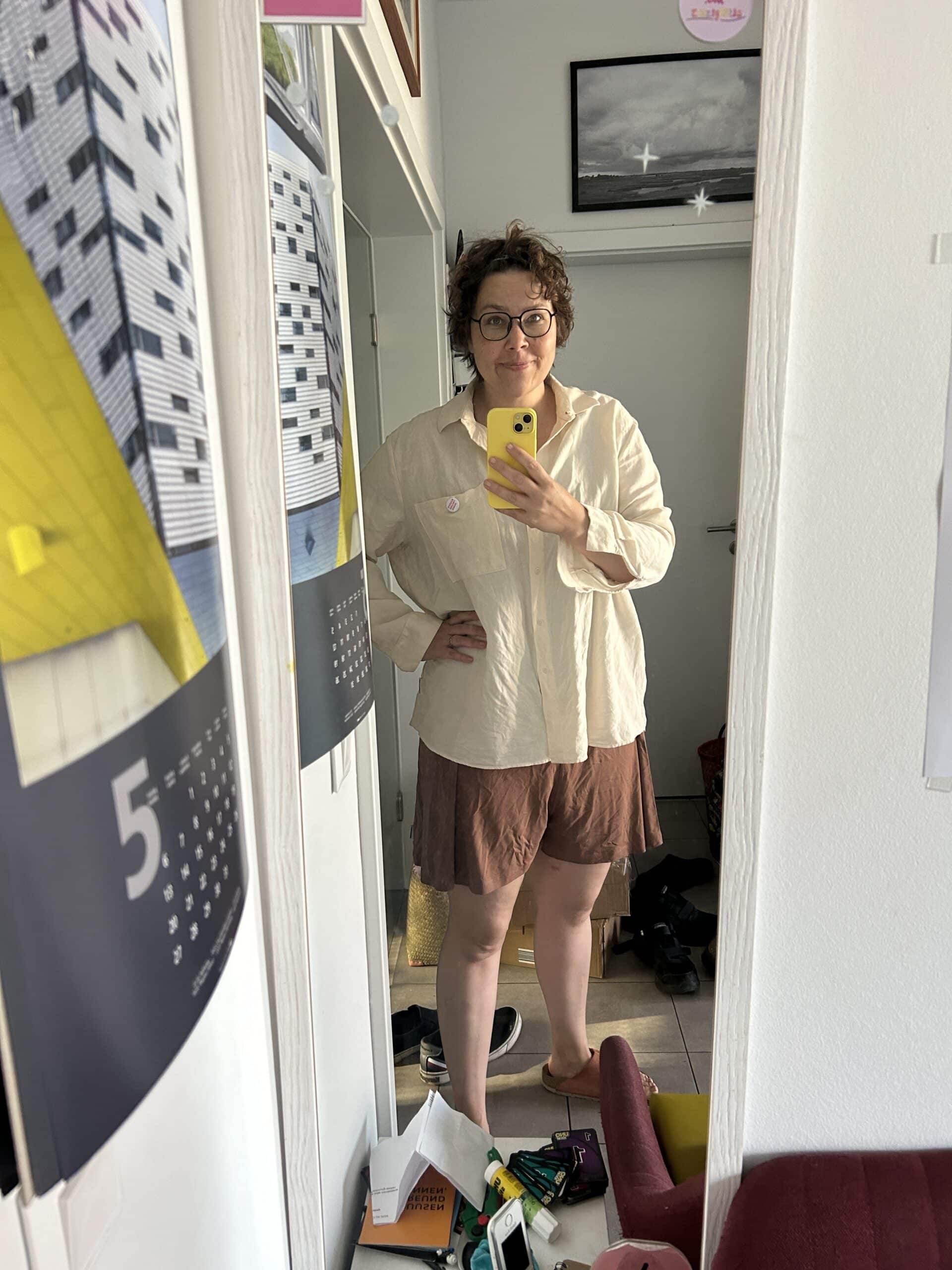 Heute wird es warm. Also gleich mal im liebsten Outfit in den Garten..