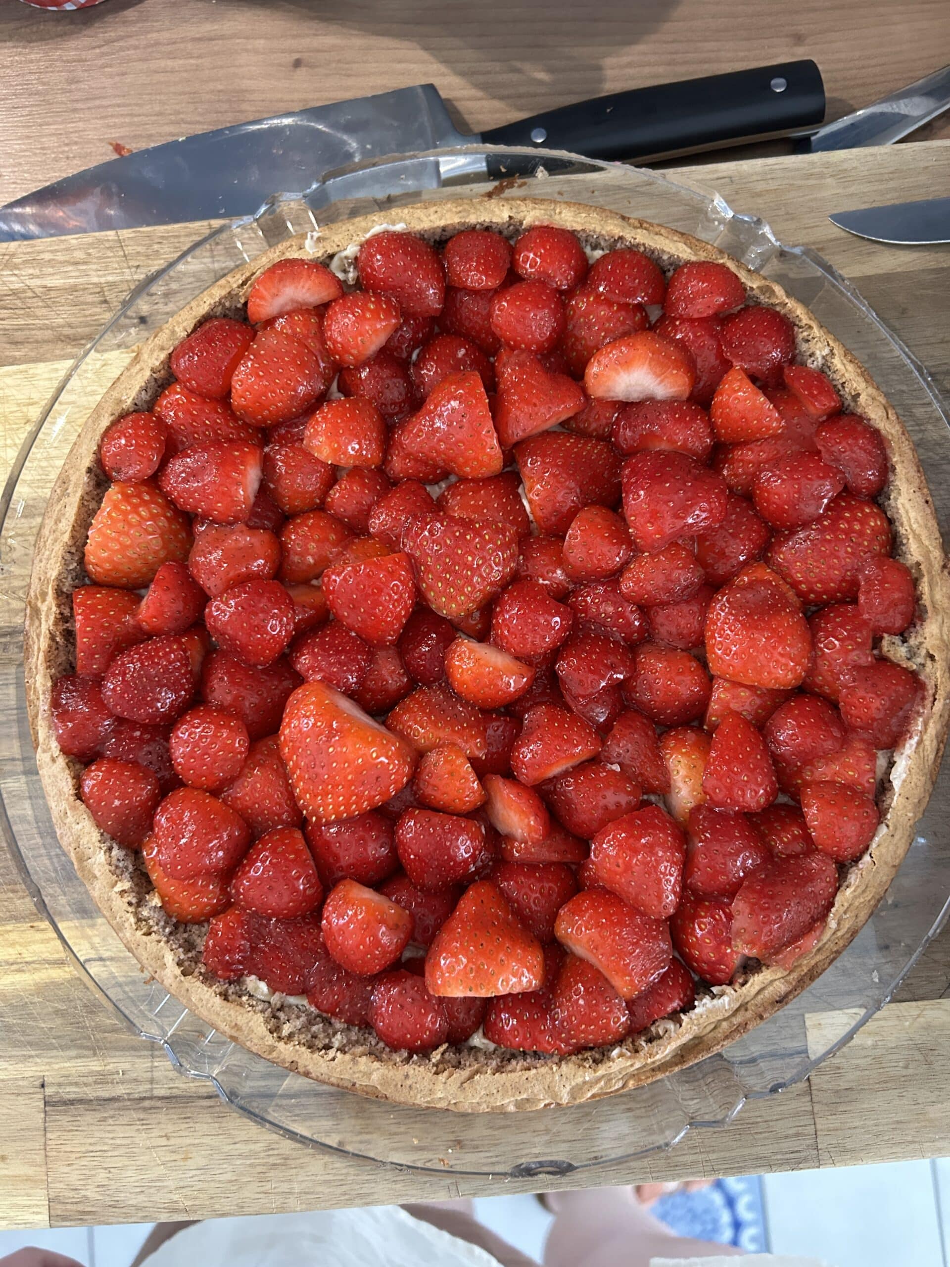 Aus Erdbeeren und Teig wird der erste Erdbeerkuchen der Saison.