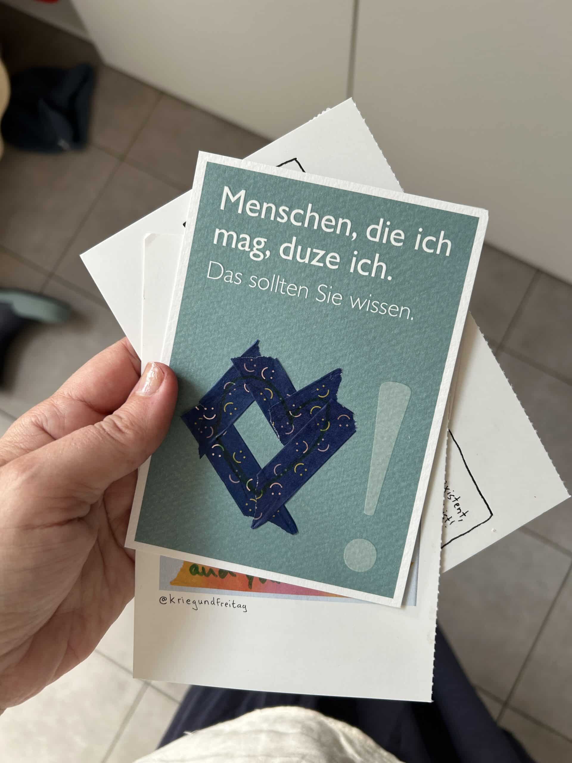 Wie jeden Sonntag ist es Zeit für das Schreiben von Postkarten.