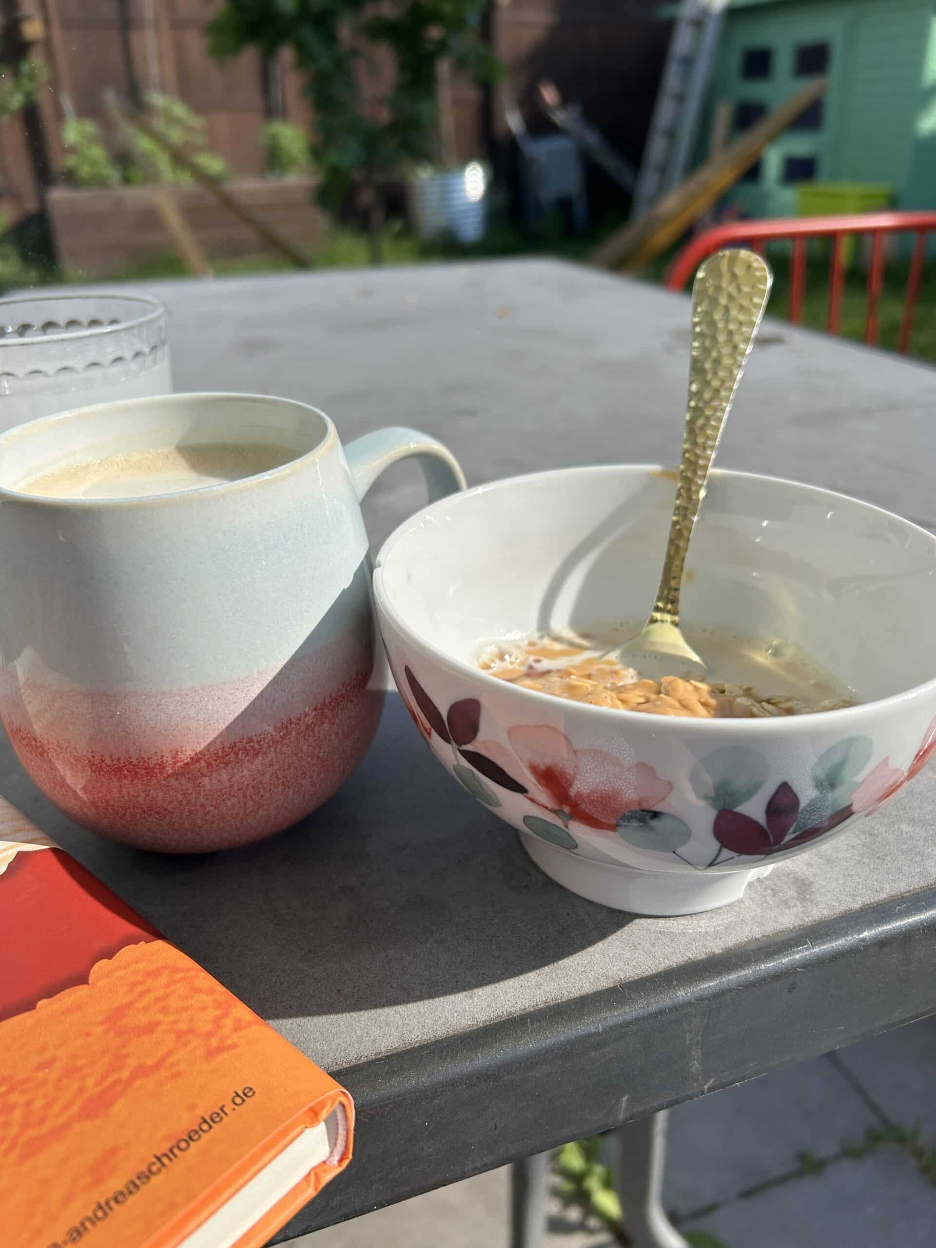 Hallo Samstag. Erstmal auf der Terrasse frühstücken, ganz allein.