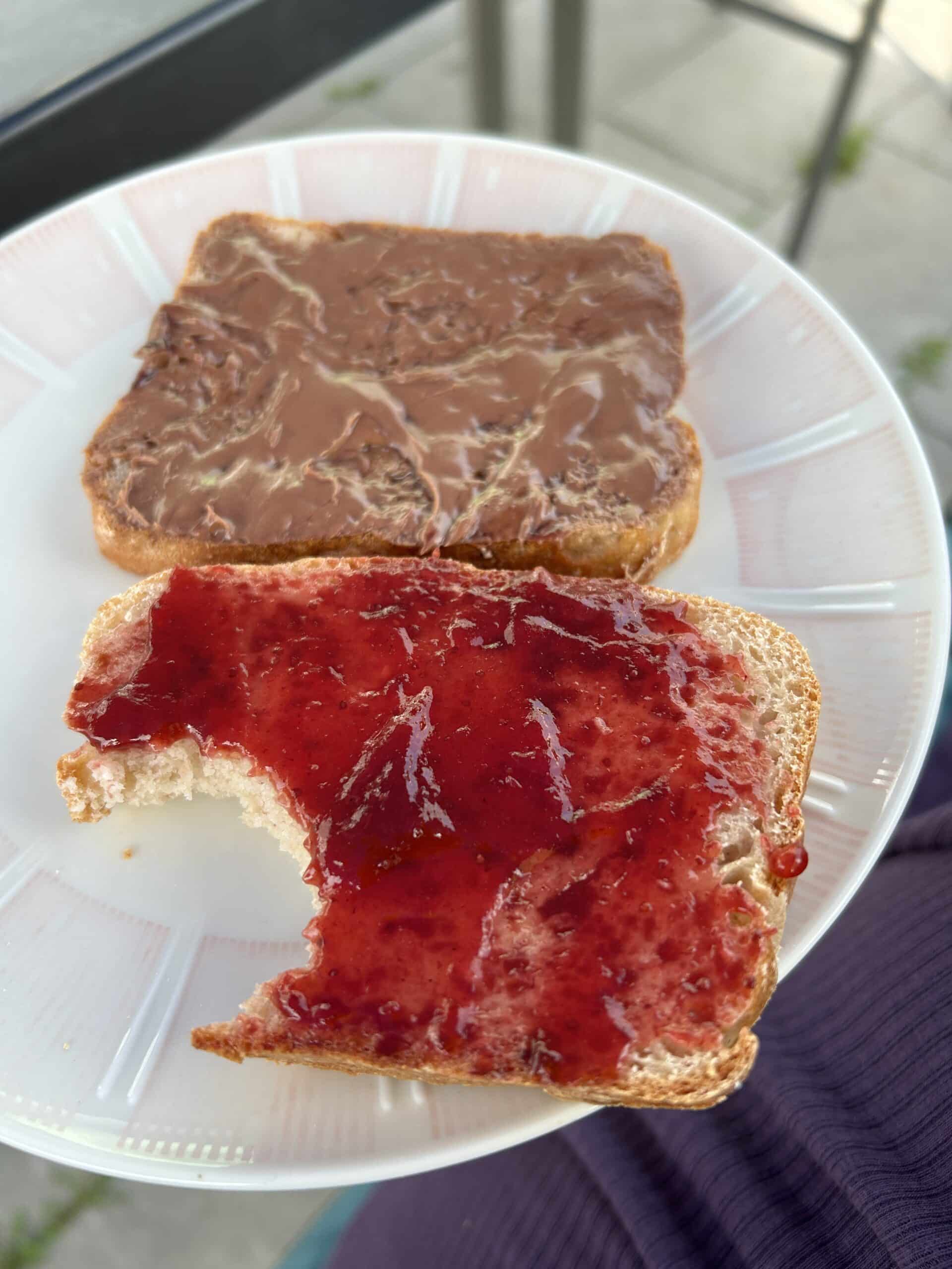 Hallo Sonntag. Es gibt frisch gebackenes glutenfreies Brot.