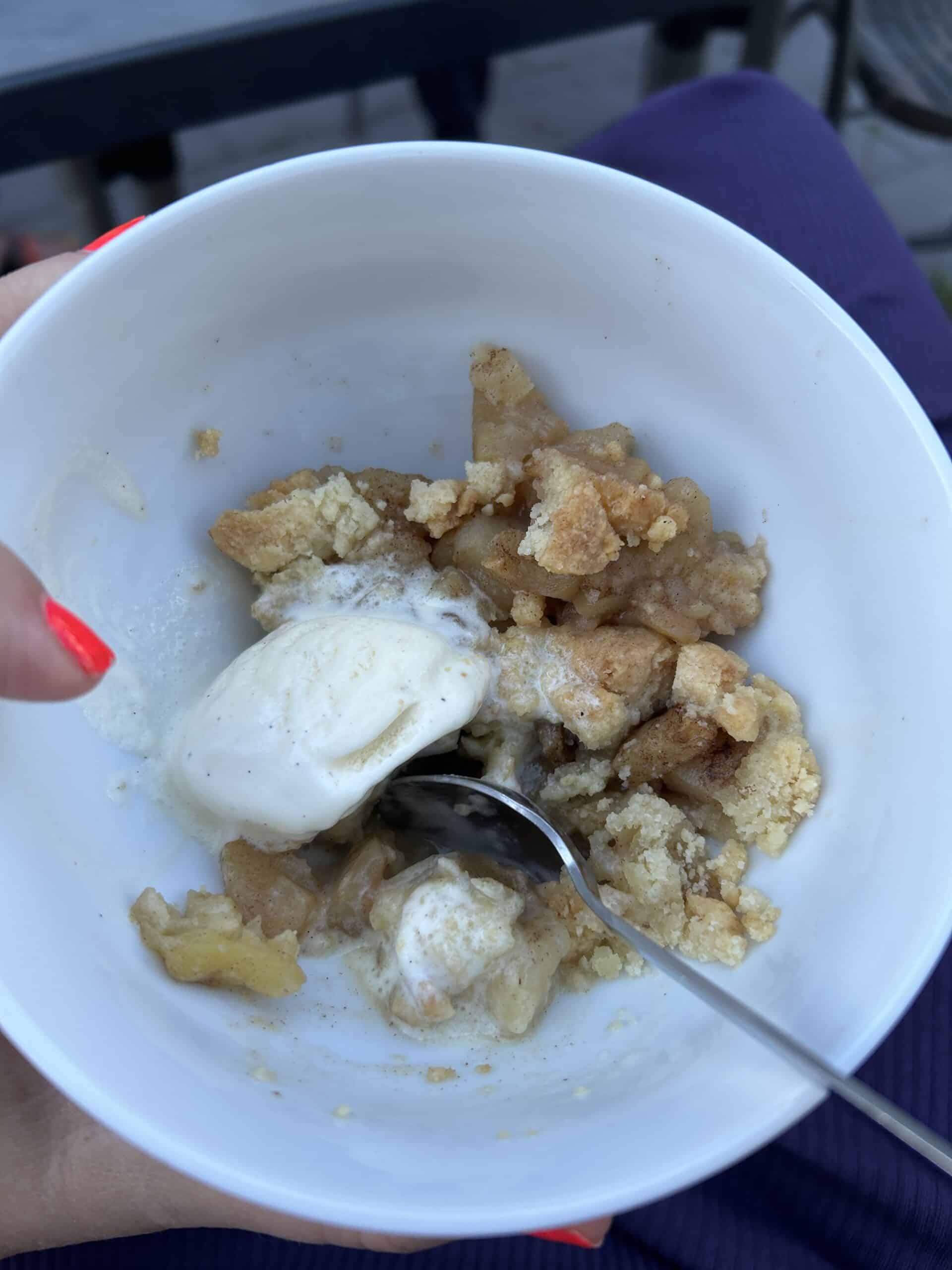 Meine Schwester bringt Crumble mit, total lecker!