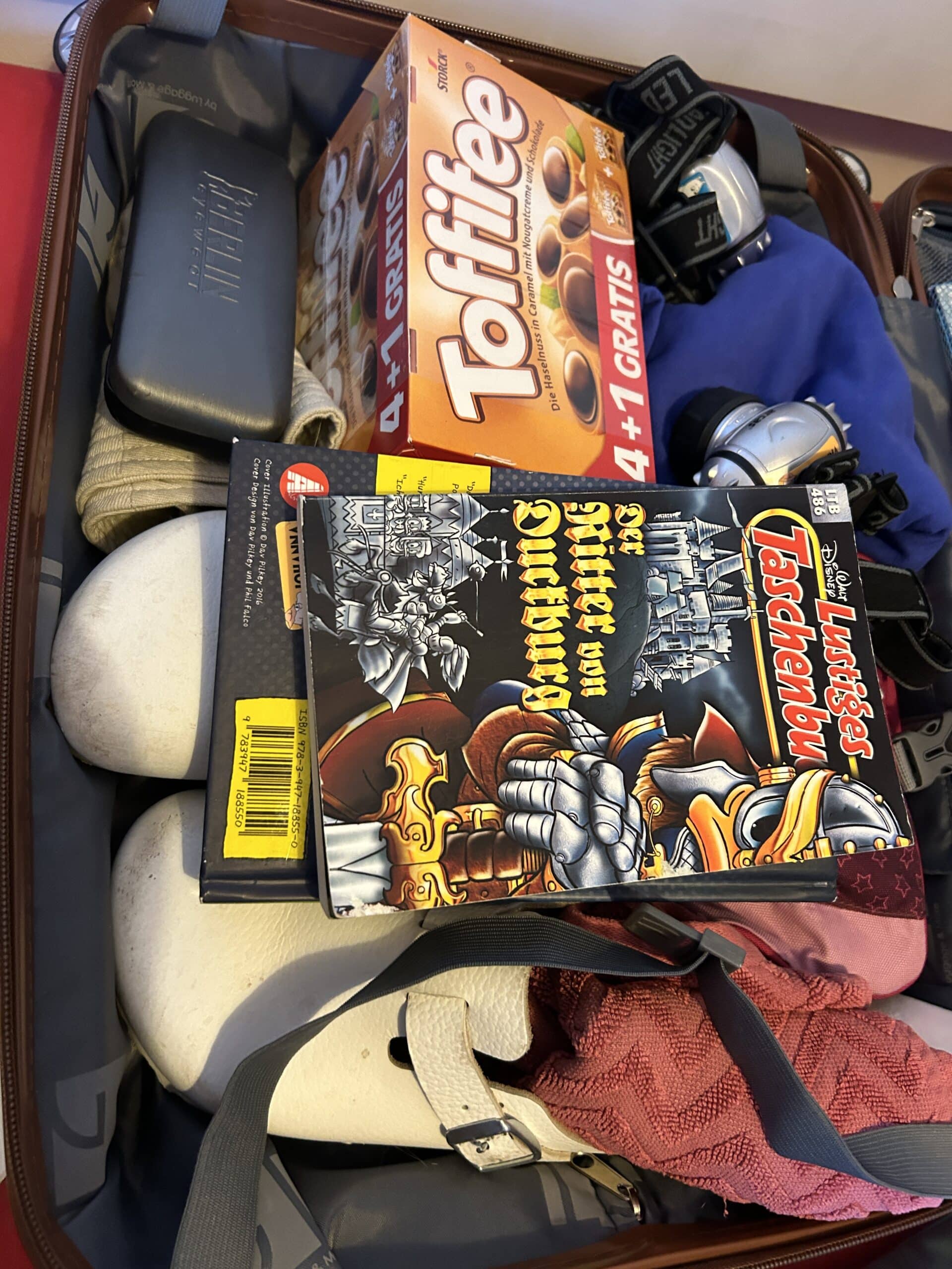 Und dann werden die Koffer gepackt. Ein Kind fährt morgen auf Klassenfahrt.