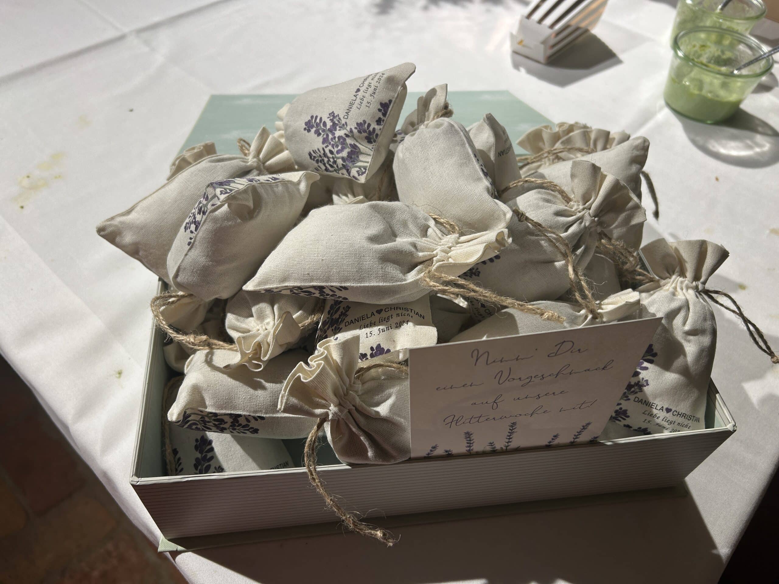 Das Motto der Hochzeit ist Lavendel. Am Ende gibt es Lavendelsäckchen für alle Gäste.