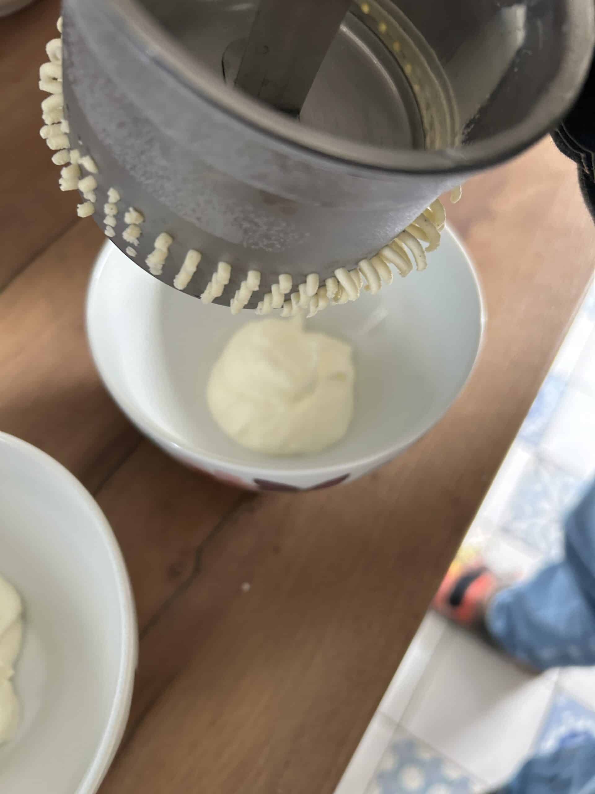 und daheim versuchen wir es mal wieder mit Spaghettieis (Spoiler: Klappt wieder nicht so ganz).