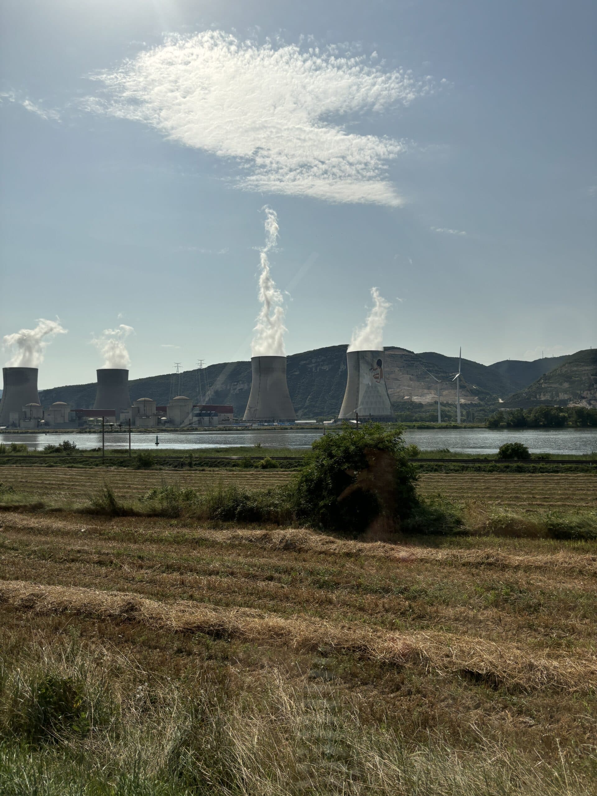 Und dann auf dem Weg ein Atomkraftwerk, das gibt es hier noch.