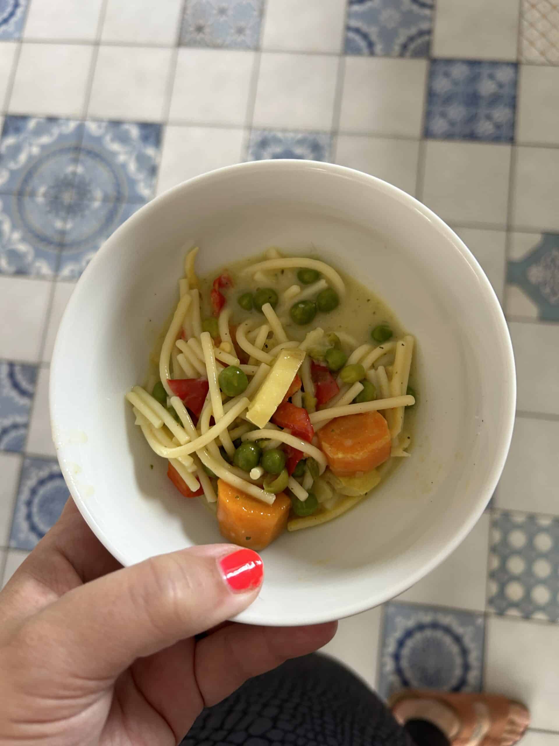 Die jüngste Tochter kocht dann Nudelsuppe für alle.