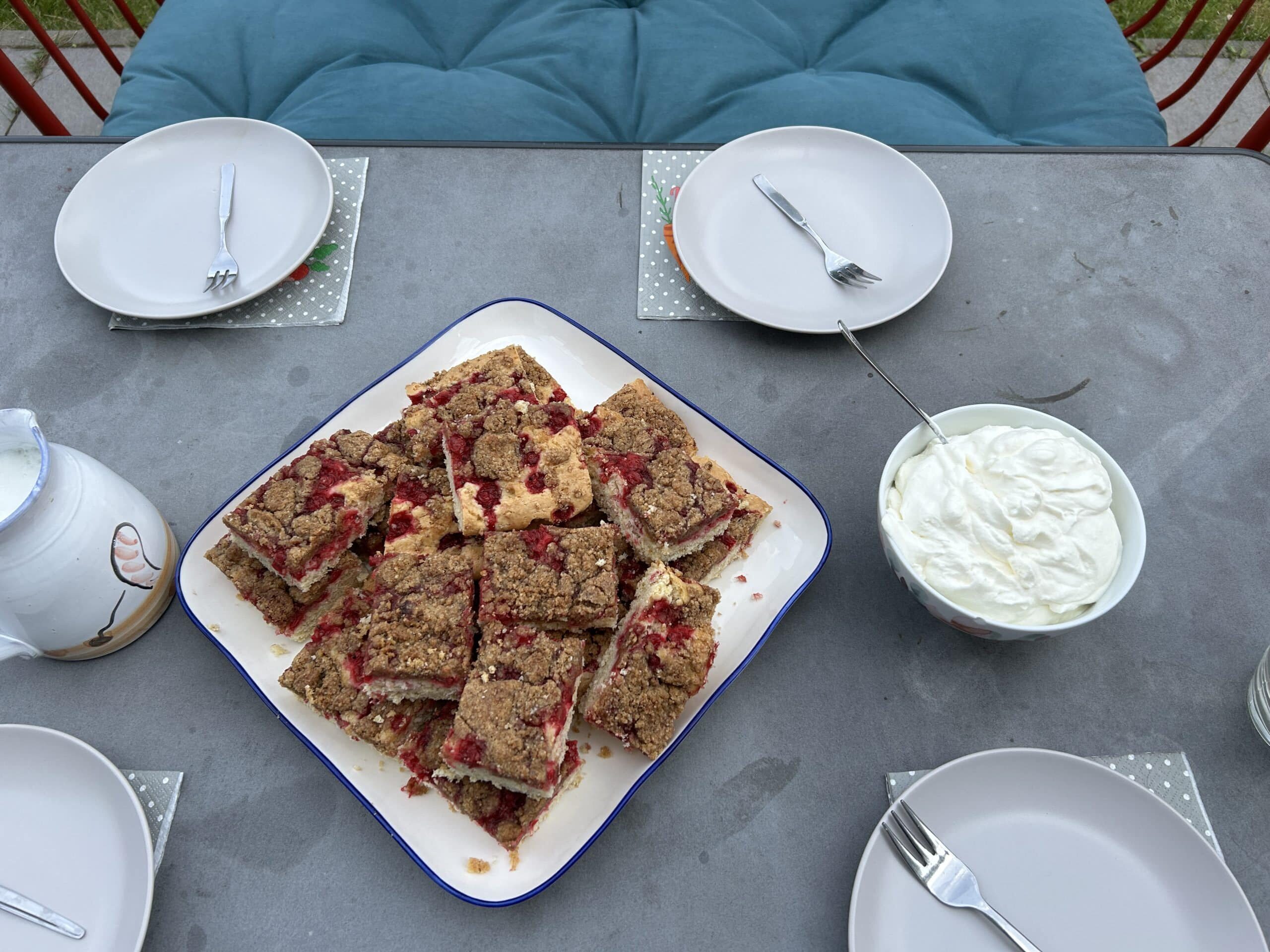 Am Nachmittag kommen Freunde zum Kaffee. Es gibt glutenfreien Johannisbeer-Kuchen.