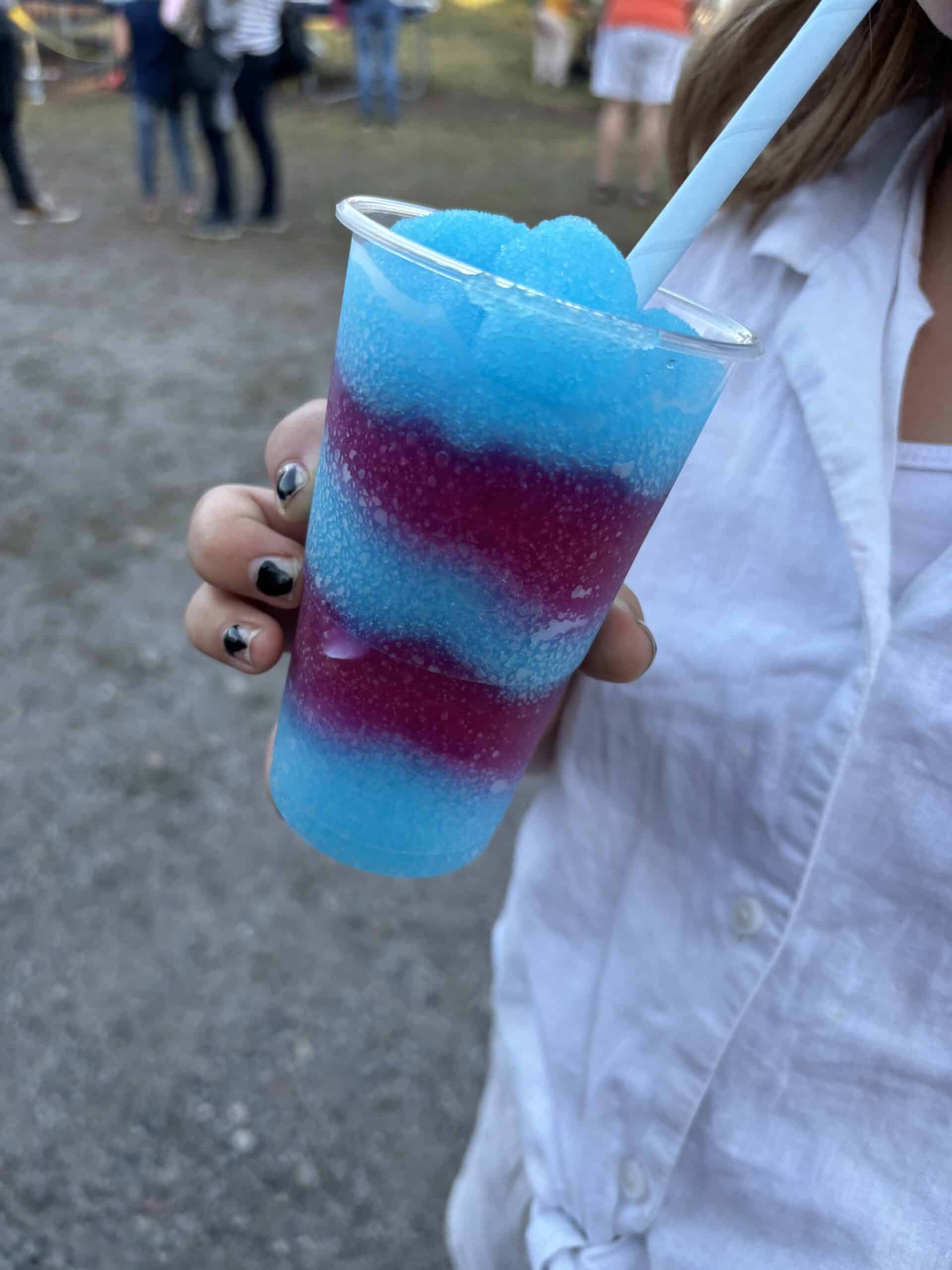 Mit dem Kind gehen wir zu einem Fest hier in der Nähe und es gibt dort Slushi. Für mich ist das einfach nur oll, aber das Kind mochte es.