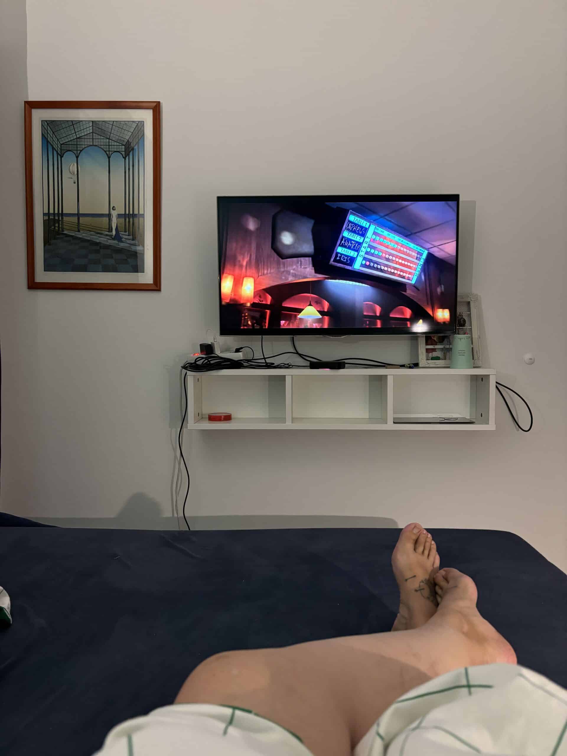 Am Abend schauen wir die Serie KAOS zu Ende.