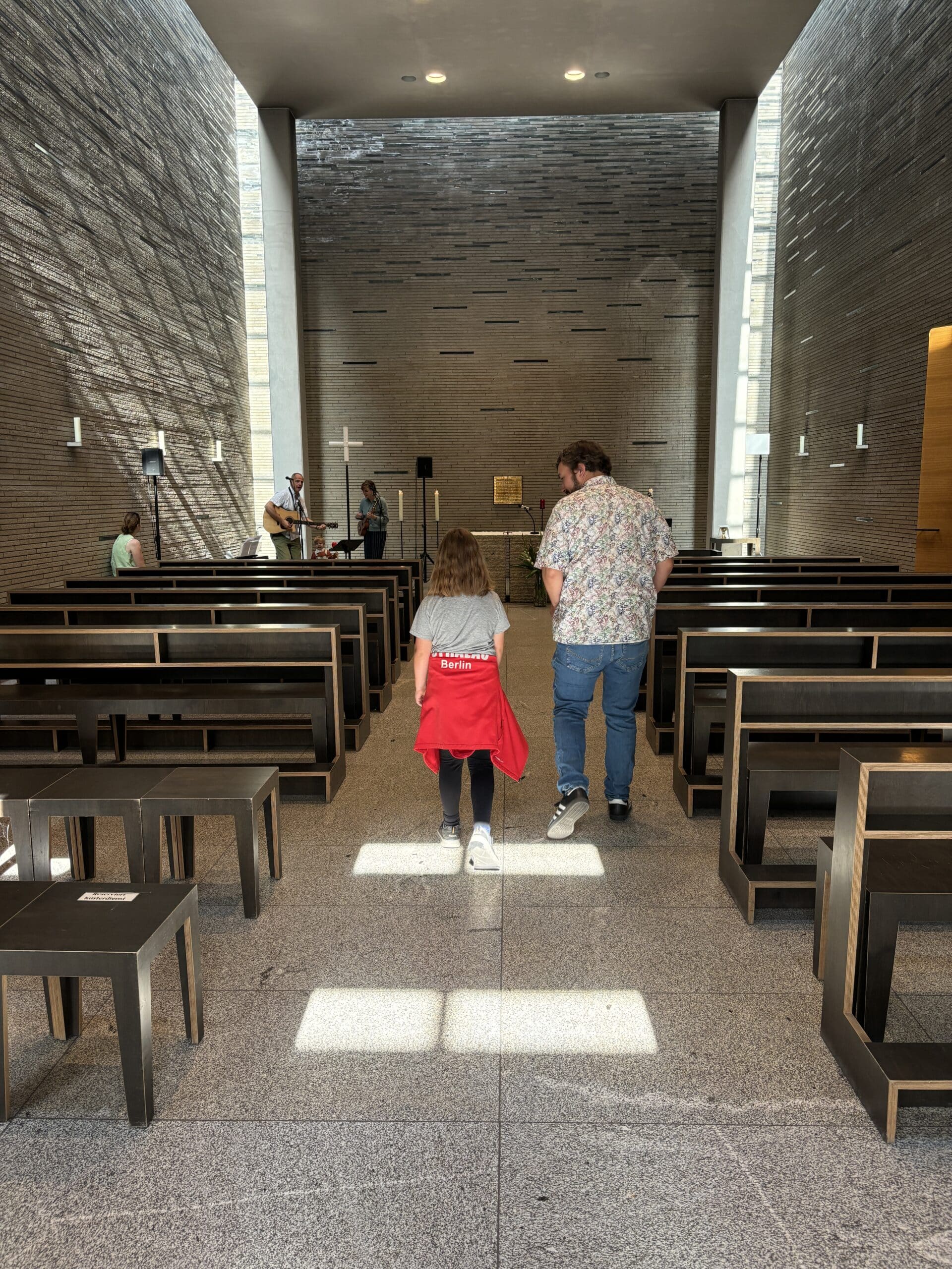Hallo Sonntag. Wir sind heute beim Oma-Opa-Enkel-Tag in der Katholischen Akademie Mitte Berlin.
