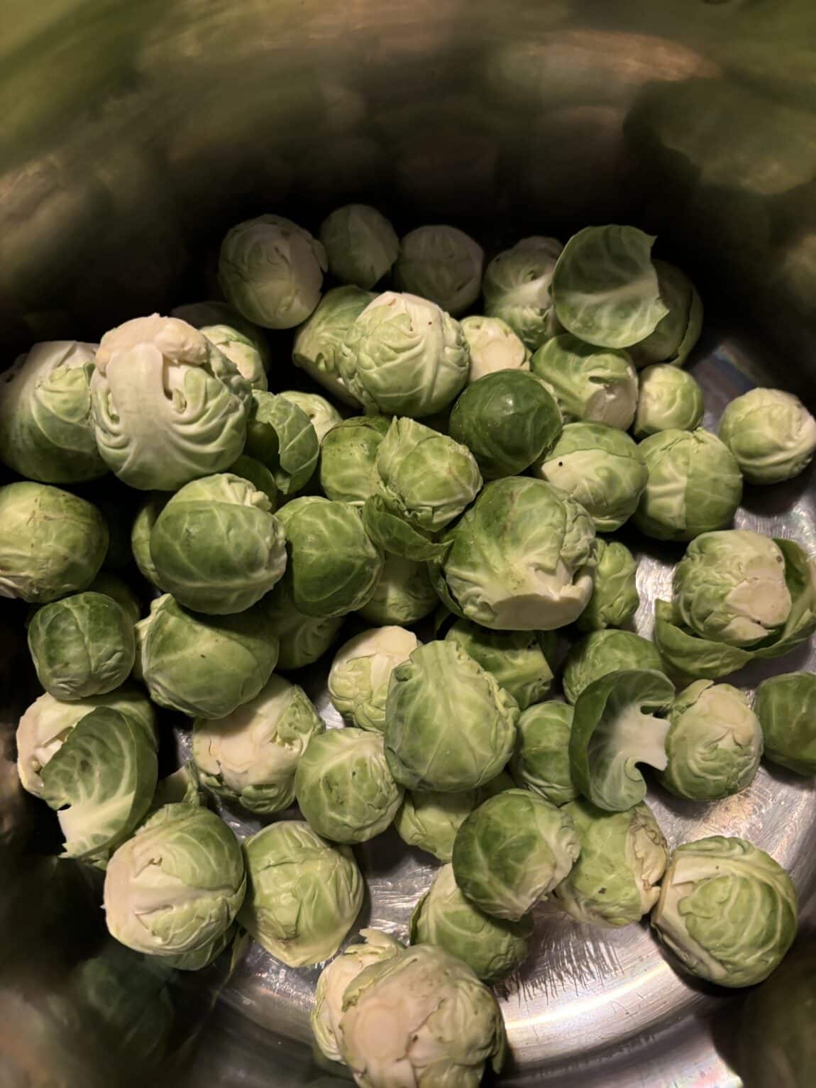 und dann wird noch Rosenkohl vorbereitet, für morgen. Ich weiß ja, der spaltet die