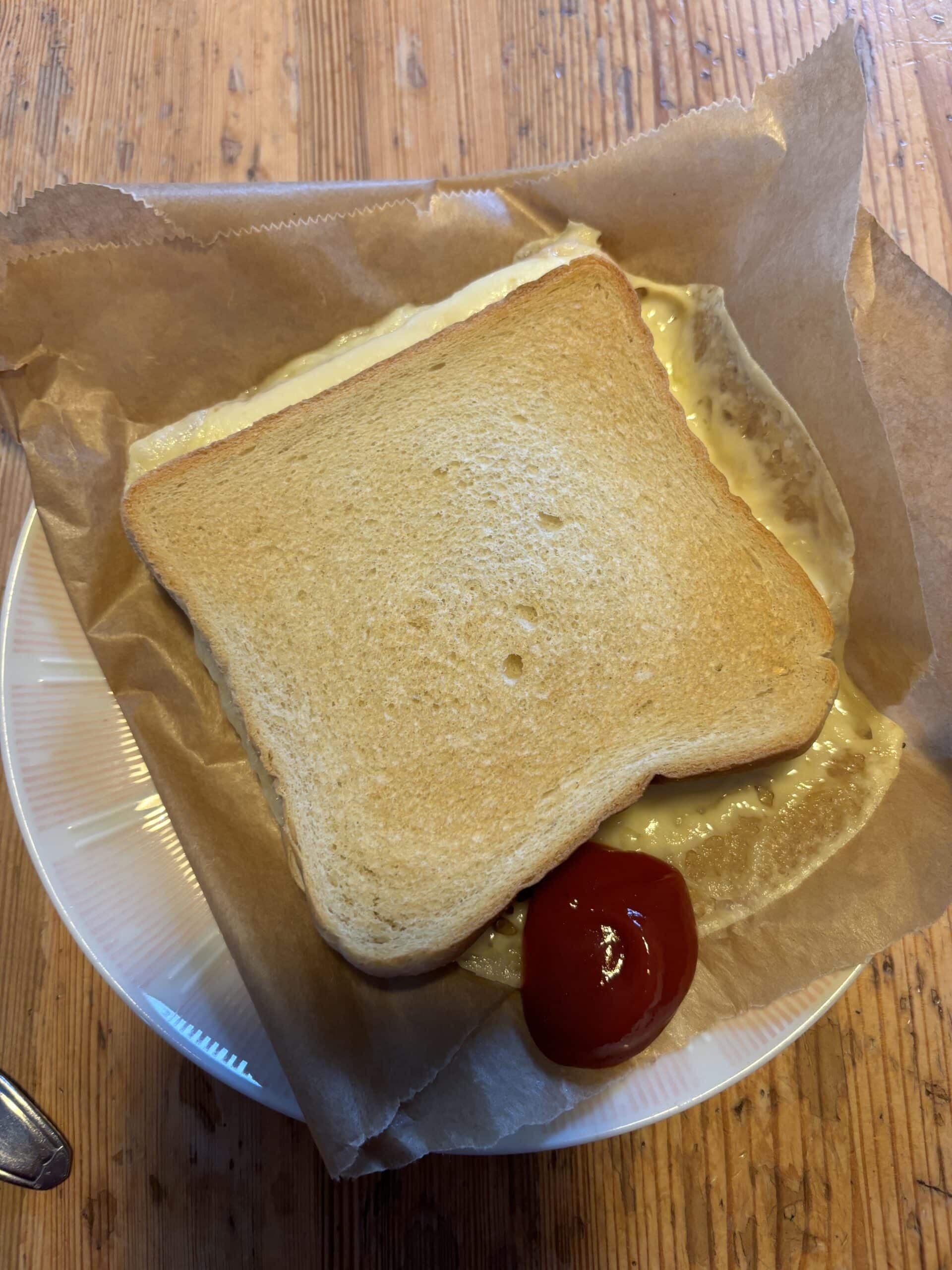 #2 Zum Frühstück gibt es dann Toast mit Käse, aber erst nach meiner Lymphdrainage bei der Physio.