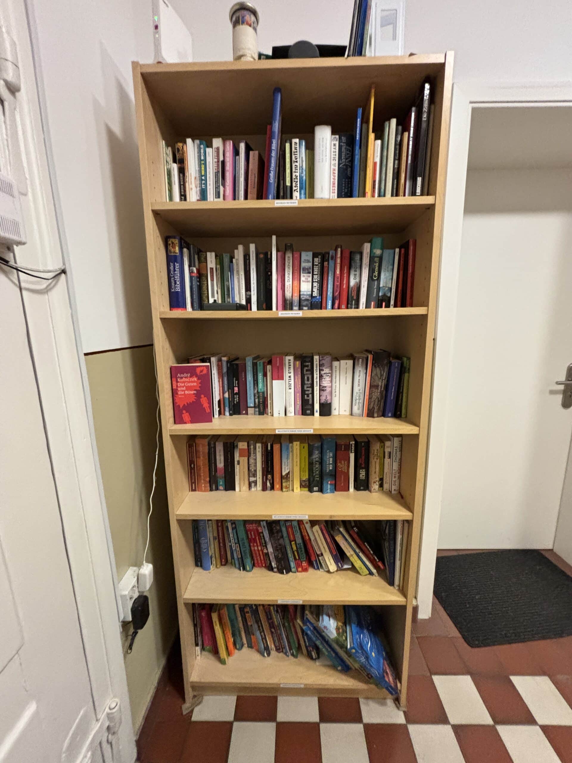 #8 Vorbei am Bücherregal, dass ich noch kurz wieder sortiere.